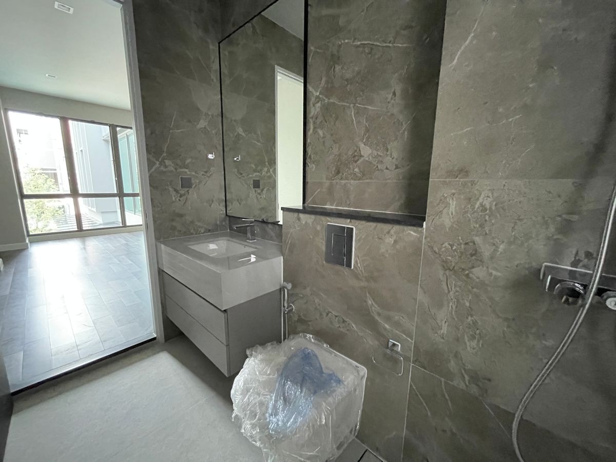 ขายบ้านเลียบทางด่วนรามอินทรา : บ้านเดี่ยวสุดหรู 95E1 (ไนน์ตี้ไฟว์อีสต์วัน) สไตล์ Ultra Luxury พร้อมสระว่ายน้ำส่วนตัว ใกล้ทางด่วนและย่านธุรกิจ บ้าน 3 ชั้น 4 ห้องนอน 7 ห้องน้ำ 5 ที่จอดรถ เข้าออก 2 ทาง ทั้งถนนเลียบทางด่วนเอกมัย – รามอินทรา และถนนเกษตร-นวมินทร์