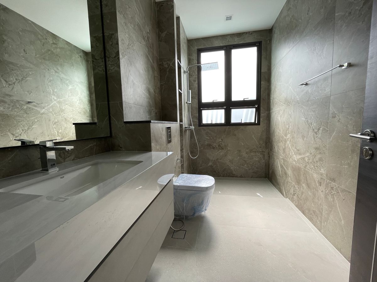 ขายบ้านเลียบทางด่วนรามอินทรา : บ้านเดี่ยวสุดหรู 95E1 (ไนน์ตี้ไฟว์อีสต์วัน) สไตล์ Ultra Luxury พร้อมสระว่ายน้ำส่วนตัว ใกล้ทางด่วนและย่านธุรกิจ บ้าน 3 ชั้น 4 ห้องนอน 7 ห้องน้ำ 5 ที่จอดรถ เข้าออก 2 ทาง ทั้งถนนเลียบทางด่วนเอกมัย – รามอินทรา และถนนเกษตร-นวมินทร์