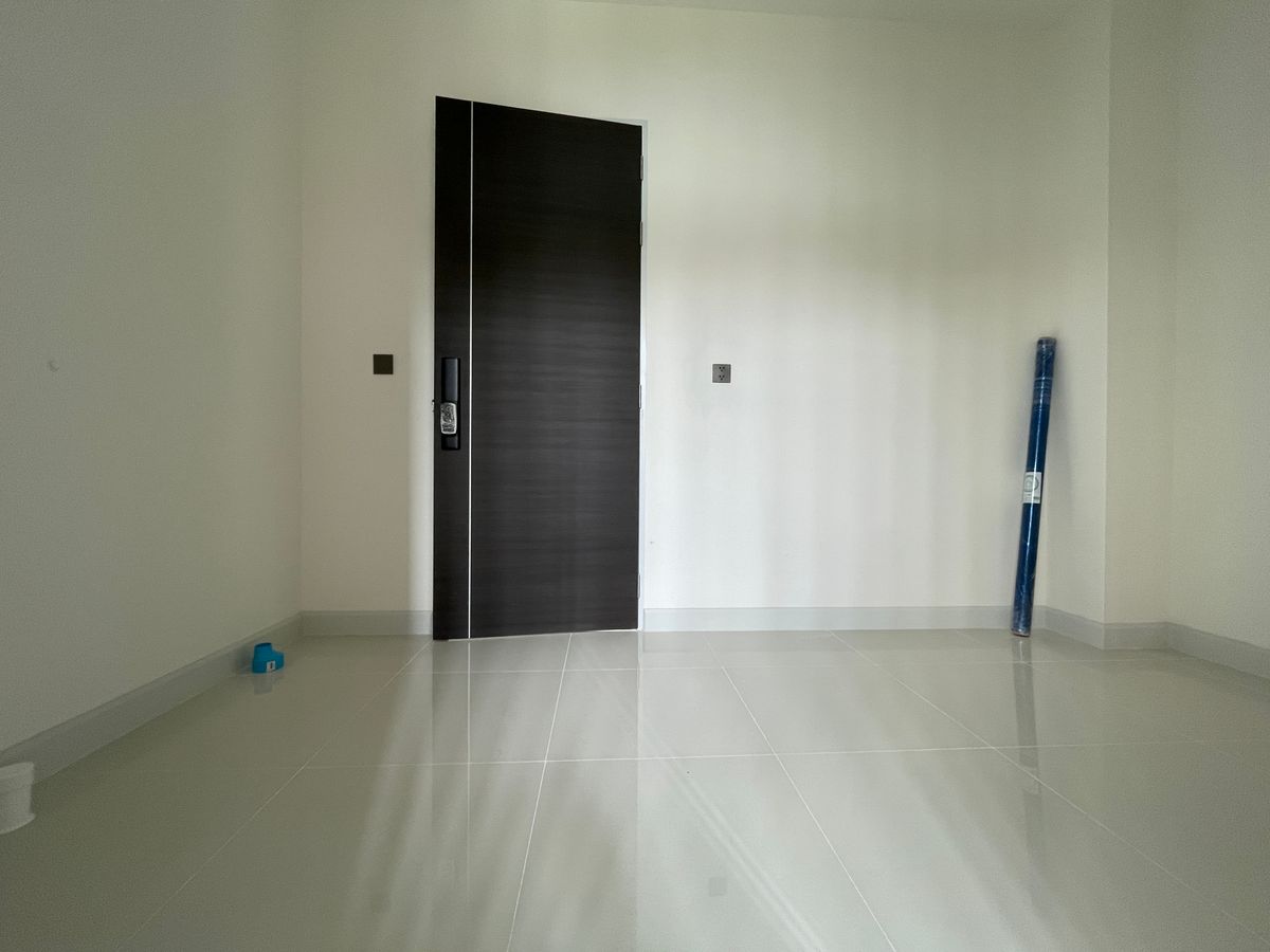 ขายบ้านเลียบทางด่วนรามอินทรา : บ้านเดี่ยวสุดหรู 95E1 (ไนน์ตี้ไฟว์อีสต์วัน) สไตล์ Ultra Luxury พร้อมสระว่ายน้ำส่วนตัว ใกล้ทางด่วนและย่านธุรกิจ บ้าน 3 ชั้น 4 ห้องนอน 7 ห้องน้ำ 5 ที่จอดรถ เข้าออก 2 ทาง ทั้งถนนเลียบทางด่วนเอกมัย – รามอินทรา และถนนเกษตร-นวมินทร์