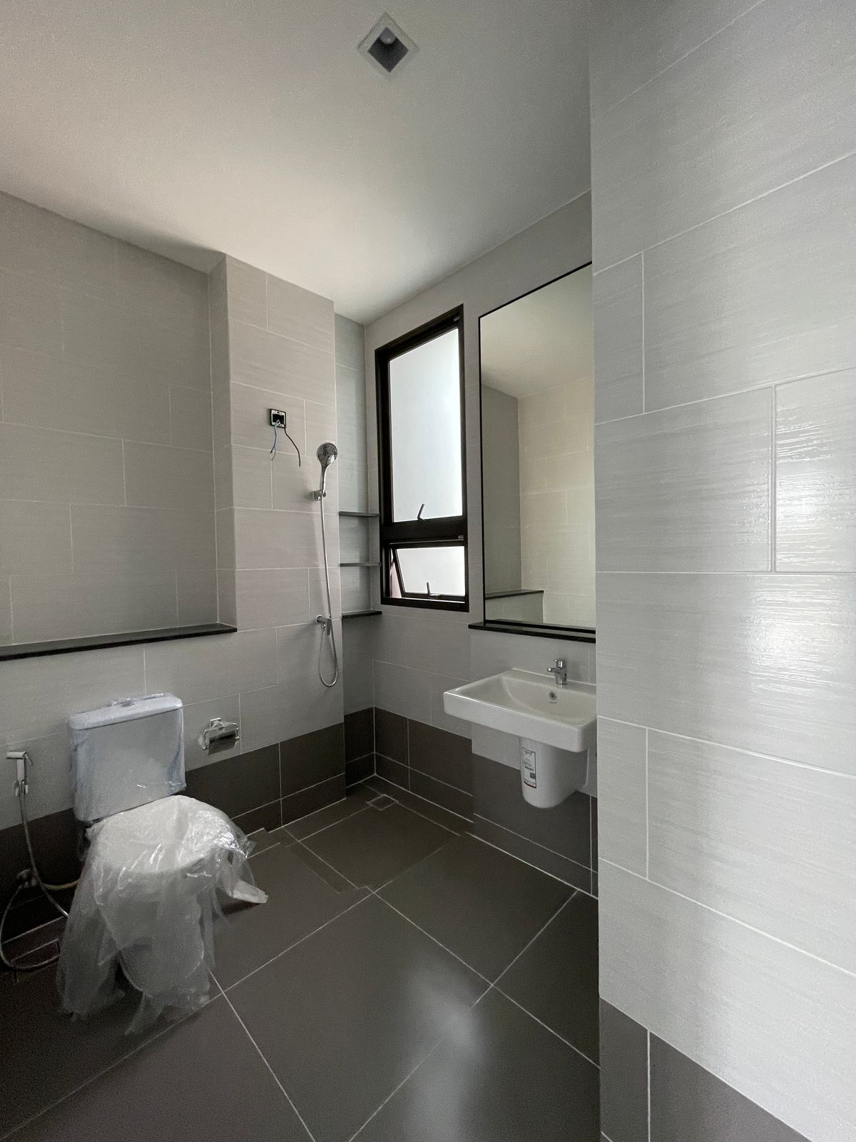 ขายบ้านเลียบทางด่วนรามอินทรา : บ้านเดี่ยวสุดหรู 95E1 (ไนน์ตี้ไฟว์อีสต์วัน) สไตล์ Ultra Luxury พร้อมสระว่ายน้ำส่วนตัว ใกล้ทางด่วนและย่านธุรกิจ บ้าน 3 ชั้น 4 ห้องนอน 7 ห้องน้ำ 5 ที่จอดรถ เข้าออก 2 ทาง ทั้งถนนเลียบทางด่วนเอกมัย – รามอินทรา และถนนเกษตร-นวมินทร์