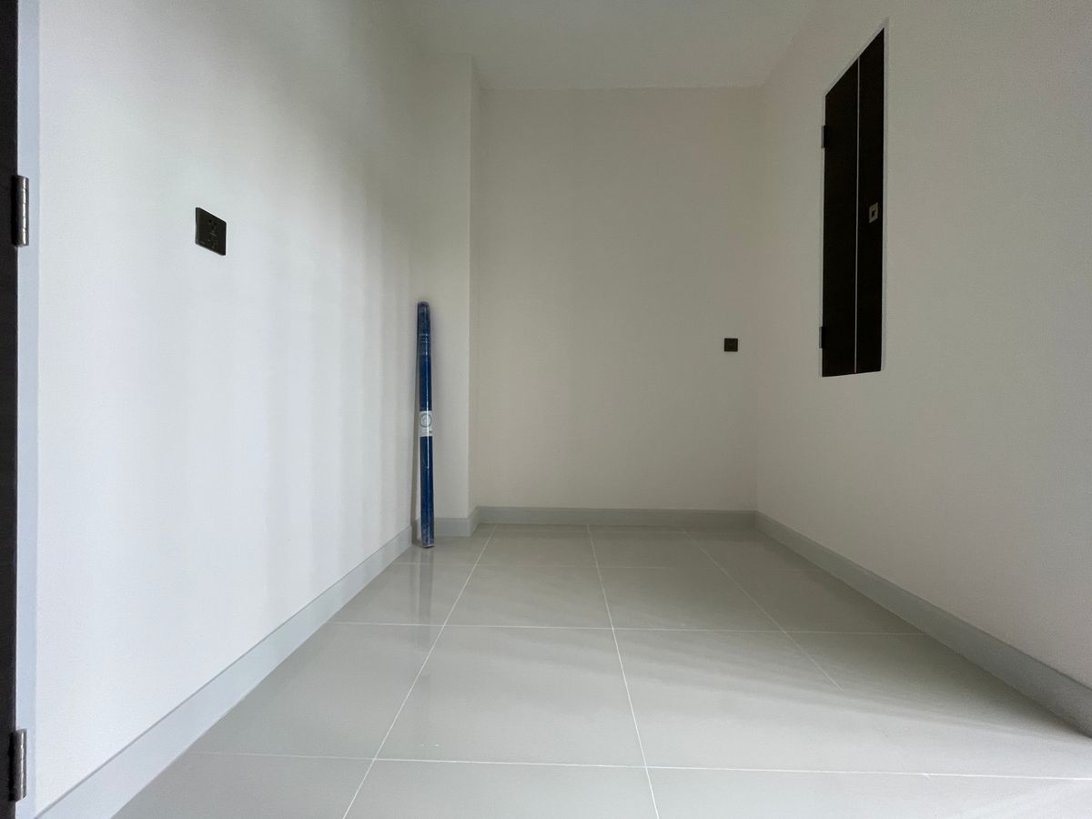 ขายบ้านเลียบทางด่วนรามอินทรา : บ้านเดี่ยวสุดหรู 95E1 (ไนน์ตี้ไฟว์อีสต์วัน) สไตล์ Ultra Luxury พร้อมสระว่ายน้ำส่วนตัว ใกล้ทางด่วนและย่านธุรกิจ บ้าน 3 ชั้น 4 ห้องนอน 7 ห้องน้ำ 5 ที่จอดรถ เข้าออก 2 ทาง ทั้งถนนเลียบทางด่วนเอกมัย – รามอินทรา และถนนเกษตร-นวมินทร์