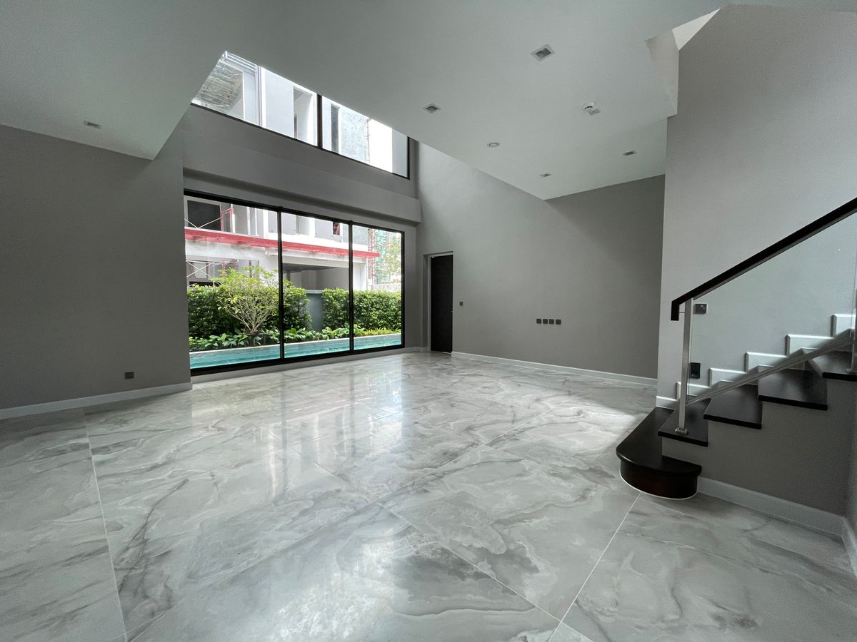 ขายบ้านเลียบทางด่วนรามอินทรา : บ้านเดี่ยวสุดหรู 95E1 (ไนน์ตี้ไฟว์อีสต์วัน) สไตล์ Ultra Luxury พร้อมสระว่ายน้ำส่วนตัว ใกล้ทางด่วนและย่านธุรกิจ บ้าน 3 ชั้น 4 ห้องนอน 7 ห้องน้ำ 5 ที่จอดรถ เข้าออก 2 ทาง ทั้งถนนเลียบทางด่วนเอกมัย – รามอินทรา และถนนเกษตร-นวมินทร์