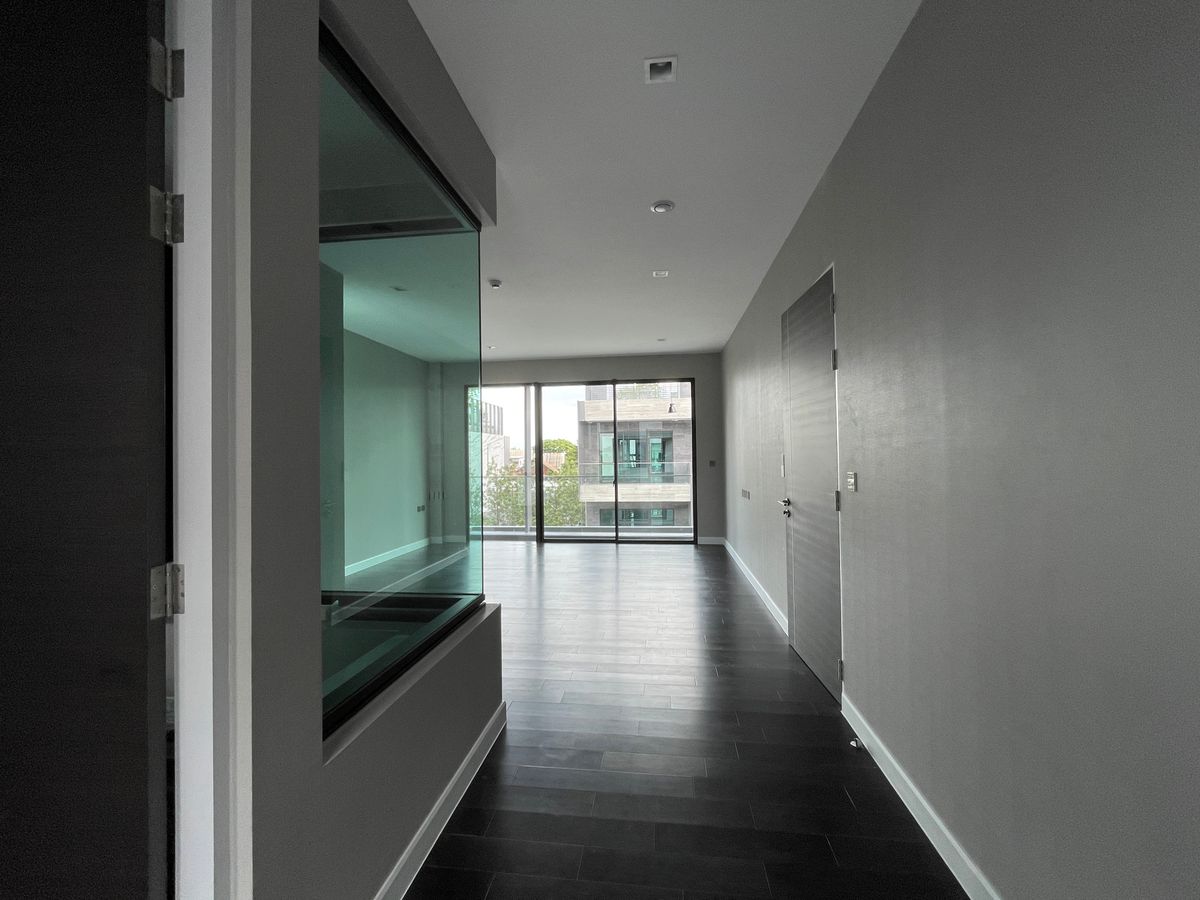 ขายบ้านเลียบทางด่วนรามอินทรา : บ้านเดี่ยวสุดหรู 95E1 (ไนน์ตี้ไฟว์อีสต์วัน) สไตล์ Ultra Luxury พร้อมสระว่ายน้ำส่วนตัว ใกล้ทางด่วนและย่านธุรกิจ บ้าน 3 ชั้น 4 ห้องนอน 7 ห้องน้ำ 5 ที่จอดรถ เข้าออก 2 ทาง ทั้งถนนเลียบทางด่วนเอกมัย – รามอินทรา และถนนเกษตร-นวมินทร์