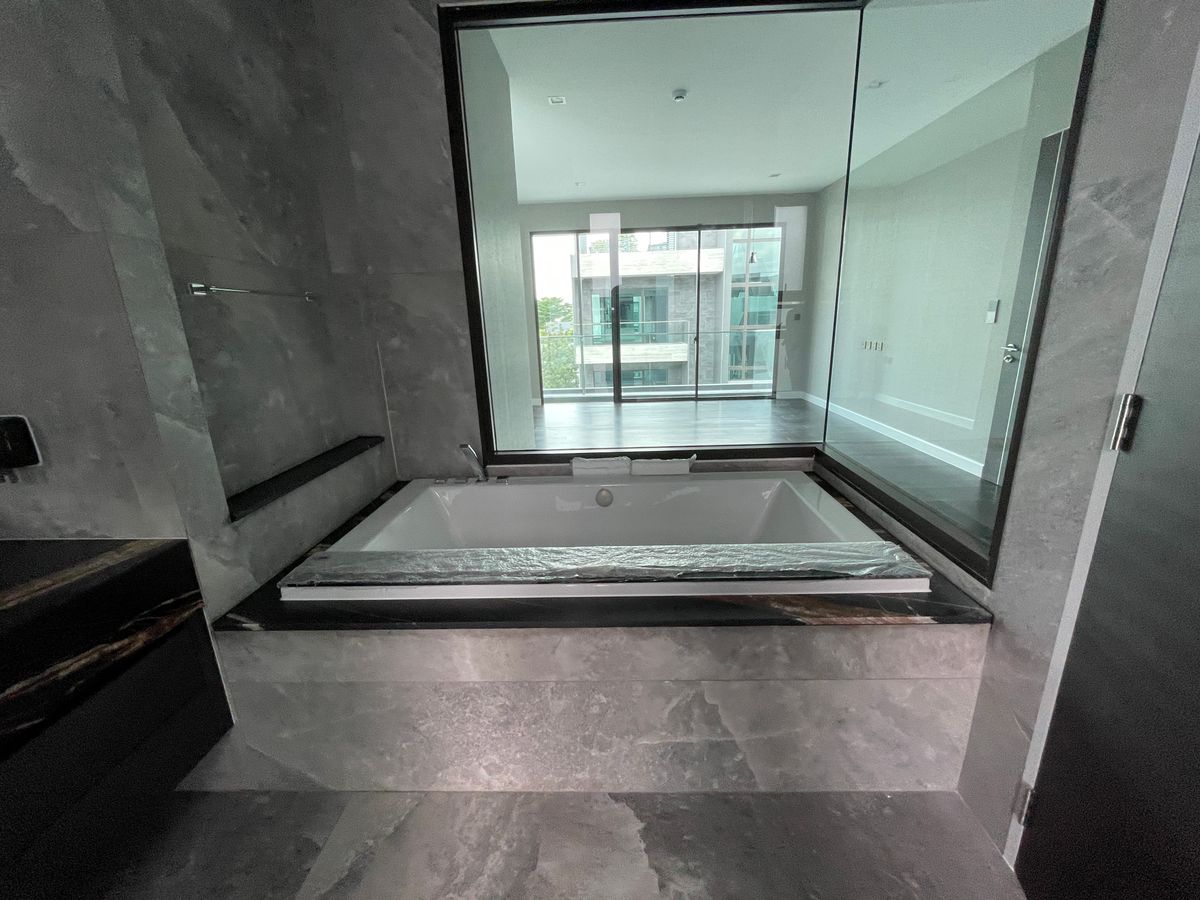 ขายบ้านเลียบทางด่วนรามอินทรา : บ้านเดี่ยวสุดหรู 95E1 (ไนน์ตี้ไฟว์อีสต์วัน) สไตล์ Ultra Luxury พร้อมสระว่ายน้ำส่วนตัว ใกล้ทางด่วนและย่านธุรกิจ บ้าน 3 ชั้น 4 ห้องนอน 7 ห้องน้ำ 5 ที่จอดรถ เข้าออก 2 ทาง ทั้งถนนเลียบทางด่วนเอกมัย – รามอินทรา และถนนเกษตร-นวมินทร์