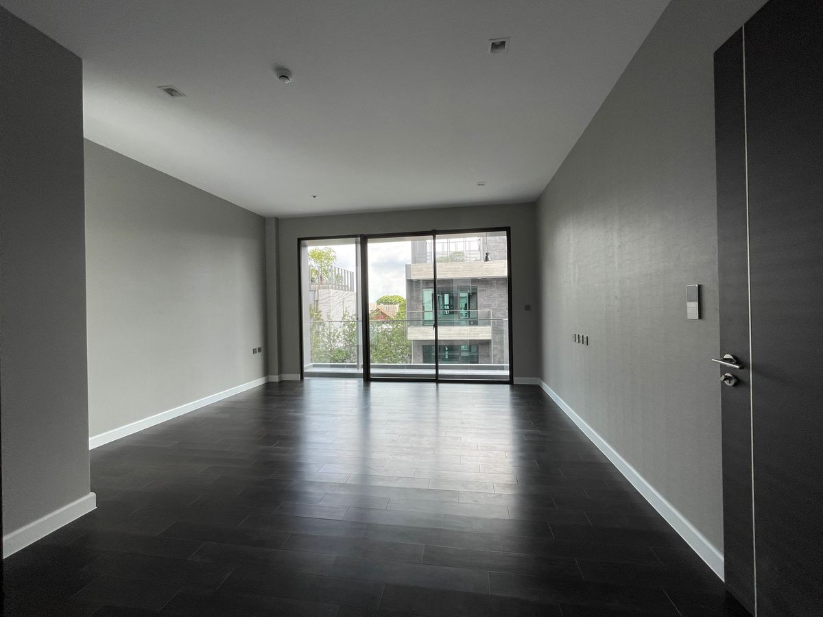 ขายบ้านเลียบทางด่วนรามอินทรา : บ้านเดี่ยวสุดหรู 95E1 (ไนน์ตี้ไฟว์อีสต์วัน) สไตล์ Ultra Luxury พร้อมสระว่ายน้ำส่วนตัว ใกล้ทางด่วนและย่านธุรกิจ บ้าน 3 ชั้น 4 ห้องนอน 7 ห้องน้ำ 5 ที่จอดรถ เข้าออก 2 ทาง ทั้งถนนเลียบทางด่วนเอกมัย – รามอินทรา และถนนเกษตร-นวมินทร์