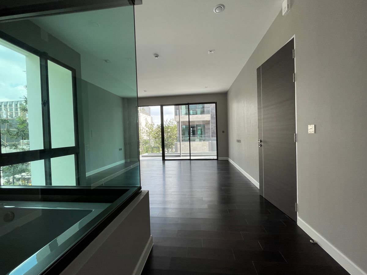 ขายบ้านเลียบทางด่วนรามอินทรา : บ้านเดี่ยวสุดหรู 95E1 (ไนน์ตี้ไฟว์อีสต์วัน) สไตล์ Ultra Luxury พร้อมสระว่ายน้ำส่วนตัว ใกล้ทางด่วนและย่านธุรกิจ บ้าน 3 ชั้น 4 ห้องนอน 7 ห้องน้ำ 5 ที่จอดรถ เข้าออก 2 ทาง ทั้งถนนเลียบทางด่วนเอกมัย – รามอินทรา และถนนเกษตร-นวมินทร์