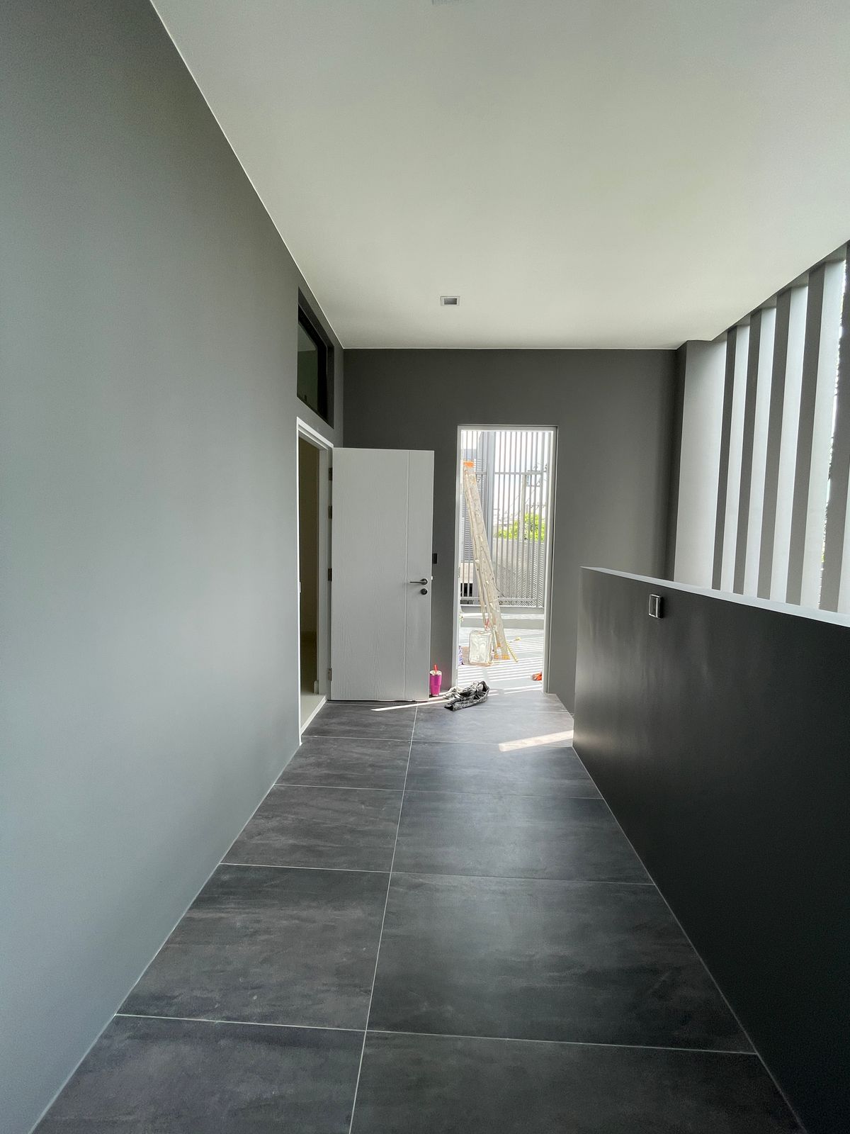 ขายบ้านเลียบทางด่วนรามอินทรา : บ้านเดี่ยวสุดหรู 95E1 (ไนน์ตี้ไฟว์อีสต์วัน) สไตล์ Ultra Luxury พร้อมสระว่ายน้ำส่วนตัว ใกล้ทางด่วนและย่านธุรกิจ บ้าน 3 ชั้น 4 ห้องนอน 7 ห้องน้ำ 5 ที่จอดรถ เข้าออก 2 ทาง ทั้งถนนเลียบทางด่วนเอกมัย – รามอินทรา และถนนเกษตร-นวมินทร์