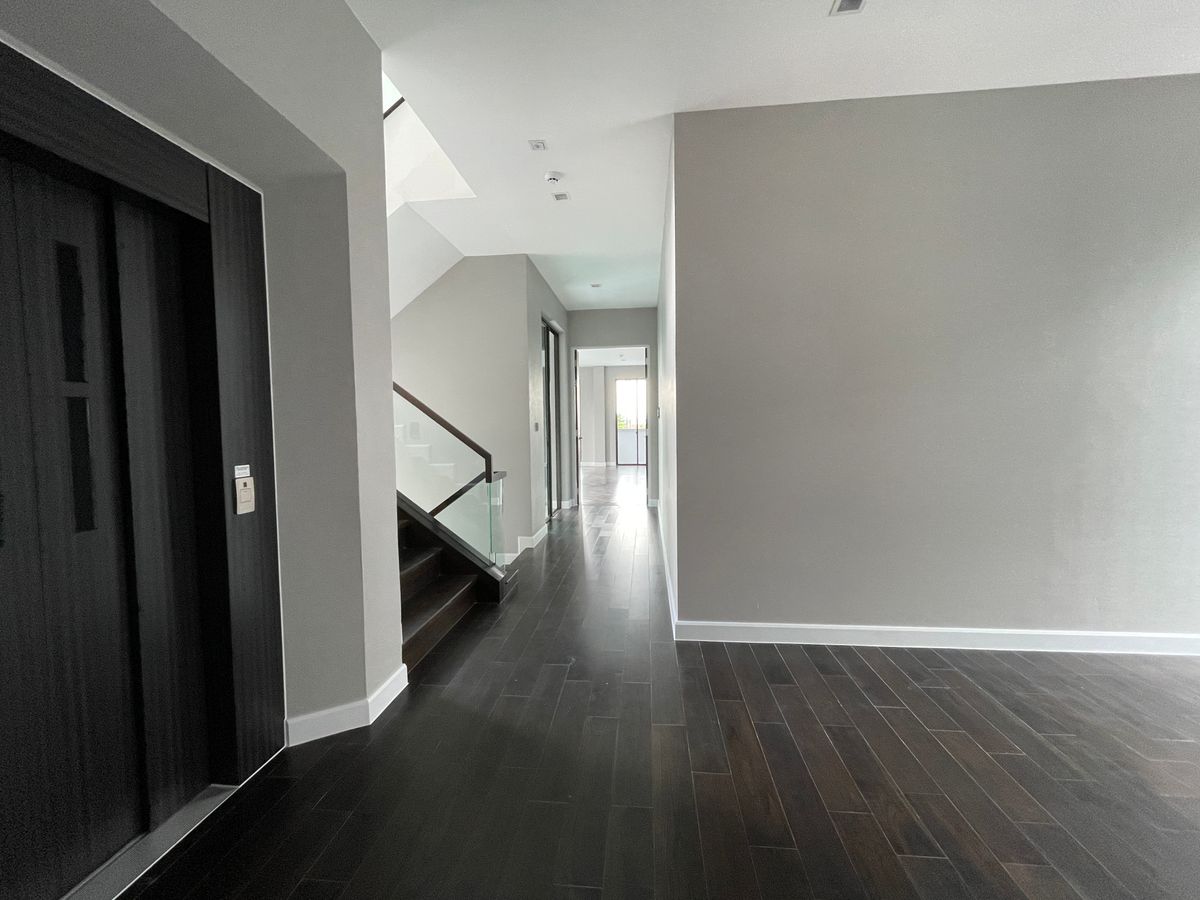 ขายบ้านเลียบทางด่วนรามอินทรา : บ้านเดี่ยวสุดหรู 95E1 (ไนน์ตี้ไฟว์อีสต์วัน) สไตล์ Ultra Luxury พร้อมสระว่ายน้ำส่วนตัว ใกล้ทางด่วนและย่านธุรกิจ บ้าน 3 ชั้น 4 ห้องนอน 7 ห้องน้ำ 5 ที่จอดรถ เข้าออก 2 ทาง ทั้งถนนเลียบทางด่วนเอกมัย – รามอินทรา และถนนเกษตร-นวมินทร์