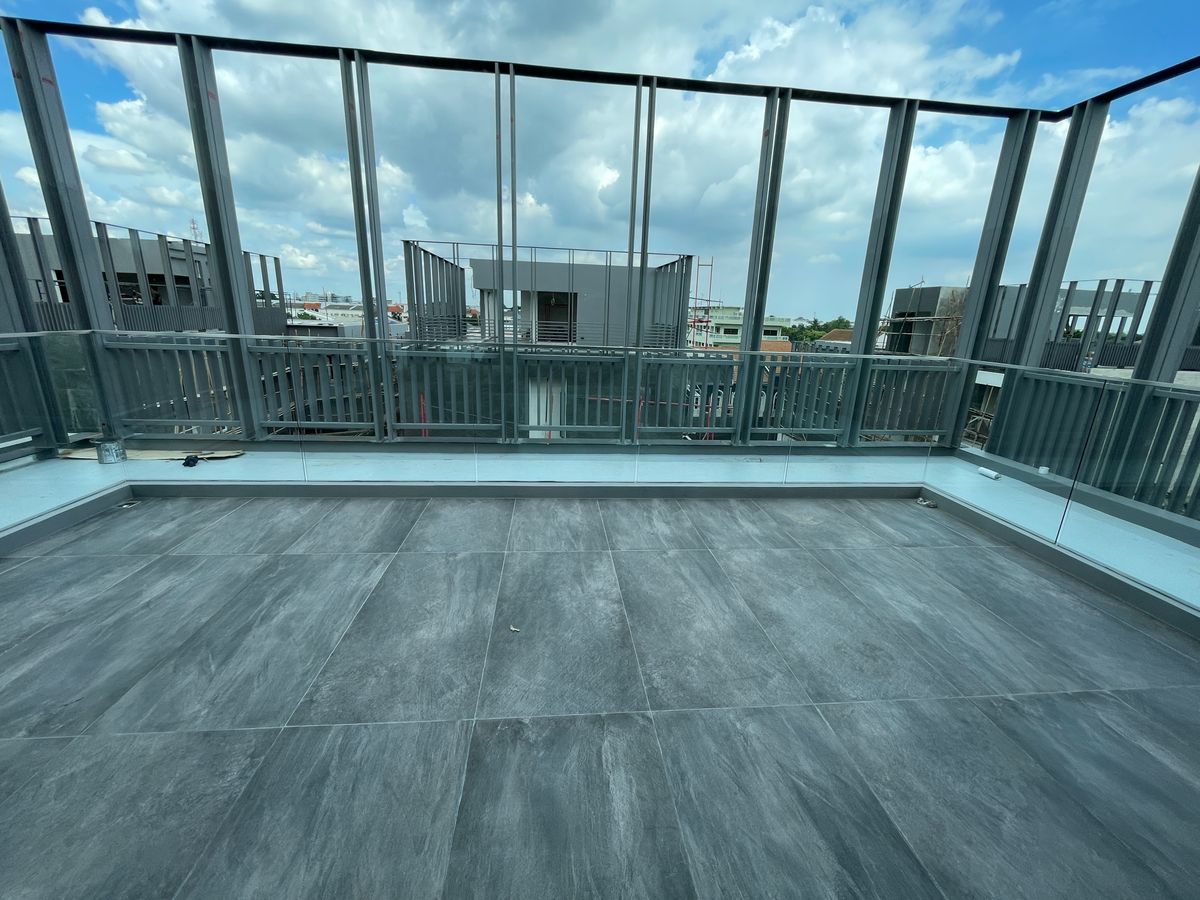 ขายบ้านเลียบทางด่วนรามอินทรา : บ้านเดี่ยวสุดหรู 95E1 (ไนน์ตี้ไฟว์อีสต์วัน) สไตล์ Ultra Luxury พร้อมสระว่ายน้ำส่วนตัว ใกล้ทางด่วนและย่านธุรกิจ บ้าน 3 ชั้น 4 ห้องนอน 7 ห้องน้ำ 5 ที่จอดรถ เข้าออก 2 ทาง ทั้งถนนเลียบทางด่วนเอกมัย – รามอินทรา และถนนเกษตร-นวมินทร์