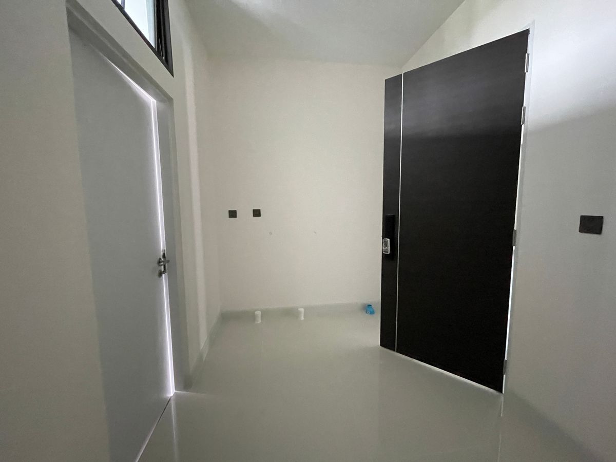 ขายบ้านเลียบทางด่วนรามอินทรา : บ้านเดี่ยวสุดหรู 95E1 (ไนน์ตี้ไฟว์อีสต์วัน) สไตล์ Ultra Luxury พร้อมสระว่ายน้ำส่วนตัว ใกล้ทางด่วนและย่านธุรกิจ บ้าน 3 ชั้น 4 ห้องนอน 7 ห้องน้ำ 5 ที่จอดรถ เข้าออก 2 ทาง ทั้งถนนเลียบทางด่วนเอกมัย – รามอินทรา และถนนเกษตร-นวมินทร์