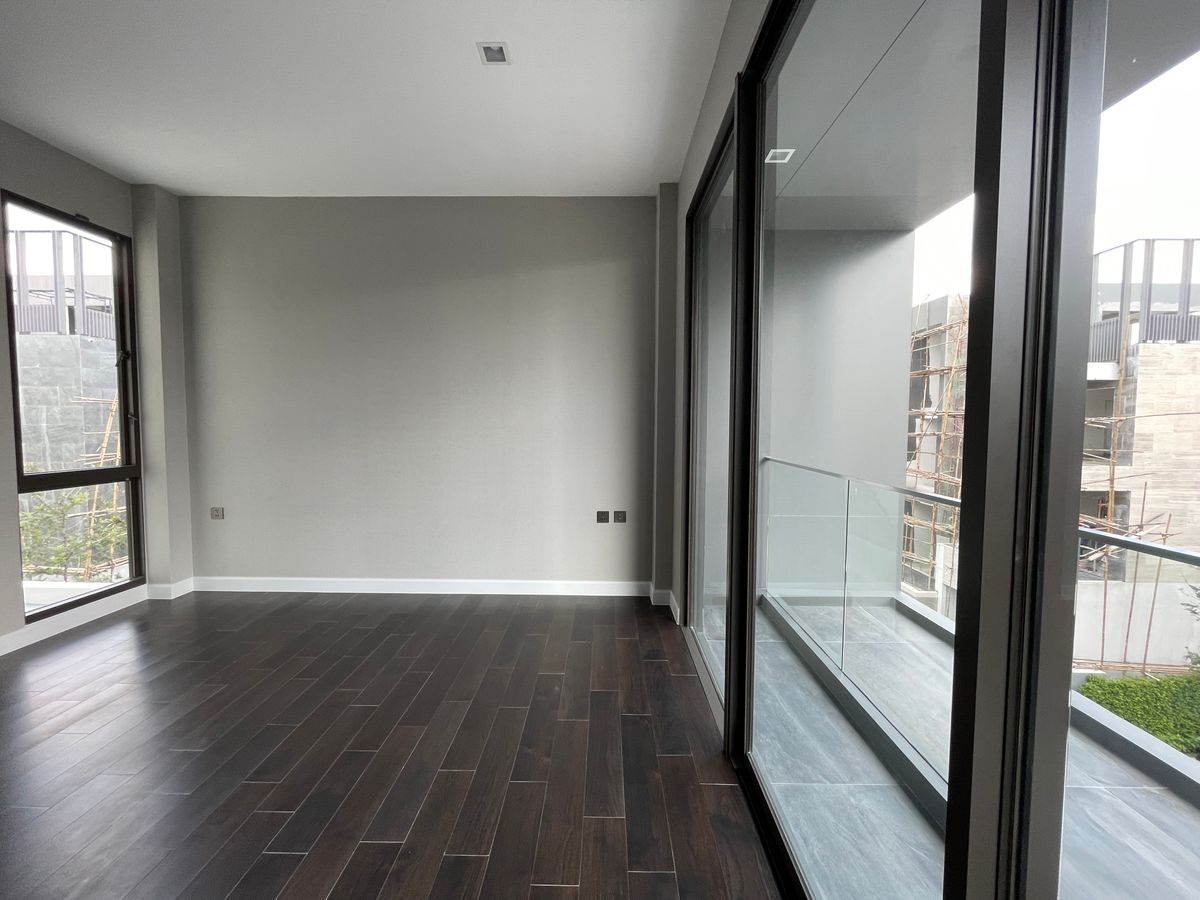 ขายบ้านเลียบทางด่วนรามอินทรา : บ้านเดี่ยวสุดหรู 95E1 (ไนน์ตี้ไฟว์อีสต์วัน) สไตล์ Ultra Luxury พร้อมสระว่ายน้ำส่วนตัว ใกล้ทางด่วนและย่านธุรกิจ บ้าน 3 ชั้น 4 ห้องนอน 7 ห้องน้ำ 5 ที่จอดรถ เข้าออก 2 ทาง ทั้งถนนเลียบทางด่วนเอกมัย – รามอินทรา และถนนเกษตร-นวมินทร์