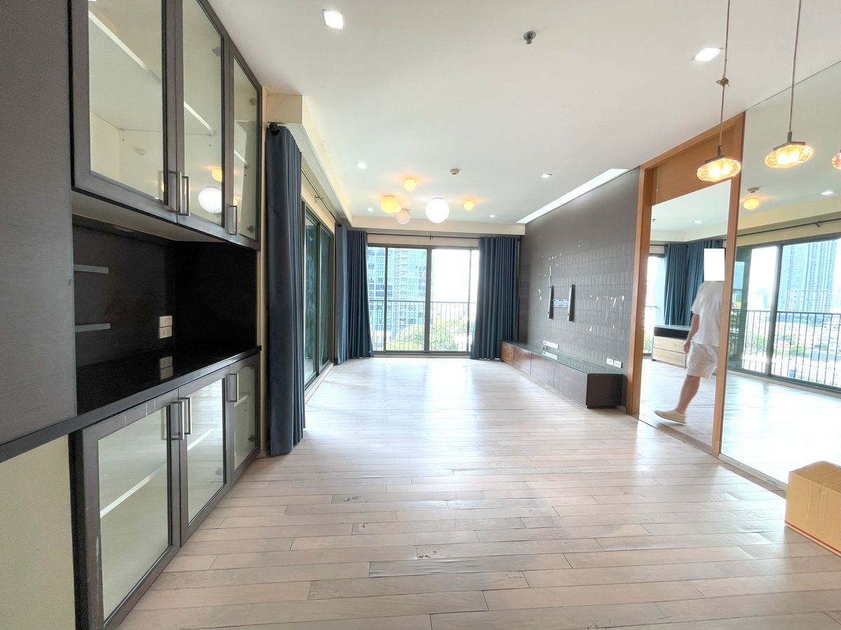 For SaleCondoSukhumvit, Asoke, Thonglor : Noble Solo Condo for sale - Suitable for Renovate! Golden opportunity for investors Renovate add value Make a profit immediately