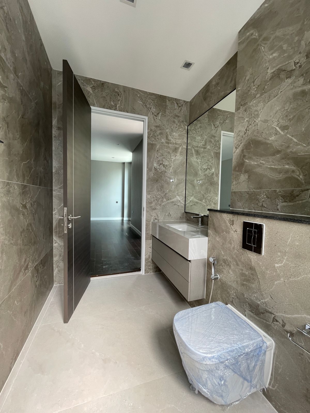 ขายบ้านเลียบทางด่วนรามอินทรา : บ้านเดี่ยวสุดหรู 95E1 (ไนน์ตี้ไฟว์อีสต์วัน) สไตล์ Ultra Luxury พร้อมสระว่ายน้ำส่วนตัว ใกล้ทางด่วนและย่านธุรกิจ บ้าน 3 ชั้น 4 ห้องนอน 7 ห้องน้ำ 5 ที่จอดรถ เข้าออก 2 ทาง ทั้งถนนเลียบทางด่วนเอกมัย – รามอินทรา และถนนเกษตร-นวมินทร์