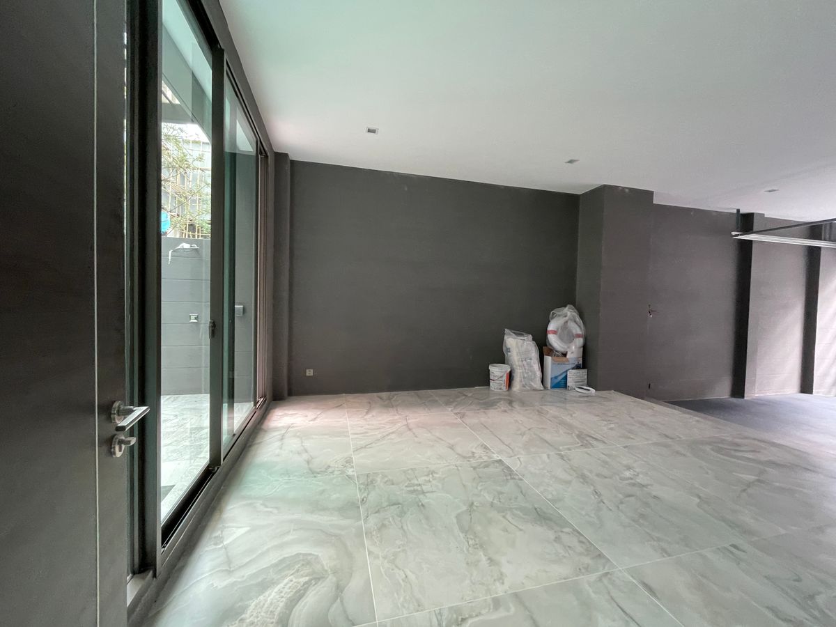 ขายบ้านเลียบทางด่วนรามอินทรา : บ้านเดี่ยวสุดหรู 95E1 (ไนน์ตี้ไฟว์อีสต์วัน) สไตล์ Ultra Luxury พร้อมสระว่ายน้ำส่วนตัว ใกล้ทางด่วนและย่านธุรกิจ บ้าน 3 ชั้น 4 ห้องนอน 7 ห้องน้ำ 5 ที่จอดรถ เข้าออก 2 ทาง ทั้งถนนเลียบทางด่วนเอกมัย – รามอินทรา และถนนเกษตร-นวมินทร์