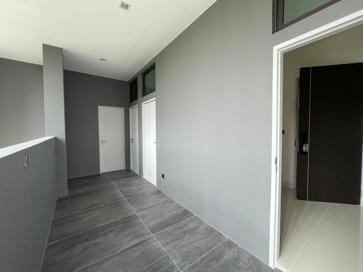 ขายบ้านเลียบทางด่วนรามอินทรา : บ้านเดี่ยวสุดหรู 95E1 (ไนน์ตี้ไฟว์อีสต์วัน) สไตล์ Ultra Luxury พร้อมสระว่ายน้ำส่วนตัว ใกล้ทางด่วนและย่านธุรกิจ บ้าน 3 ชั้น 4 ห้องนอน 7 ห้องน้ำ 5 ที่จอดรถ เข้าออก 2 ทาง ทั้งถนนเลียบทางด่วนเอกมัย – รามอินทรา และถนนเกษตร-นวมินทร์