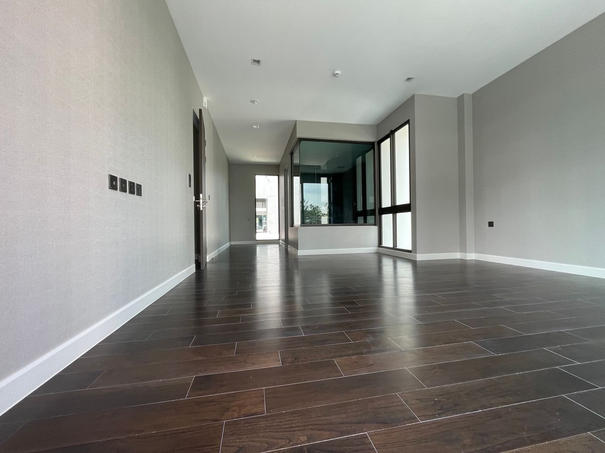 ขายบ้านเลียบทางด่วนรามอินทรา : บ้านเดี่ยวสุดหรู 95E1 (ไนน์ตี้ไฟว์อีสต์วัน) สไตล์ Ultra Luxury พร้อมสระว่ายน้ำส่วนตัว ใกล้ทางด่วนและย่านธุรกิจ บ้าน 3 ชั้น 4 ห้องนอน 7 ห้องน้ำ 5 ที่จอดรถ เข้าออก 2 ทาง ทั้งถนนเลียบทางด่วนเอกมัย – รามอินทรา และถนนเกษตร-นวมินทร์