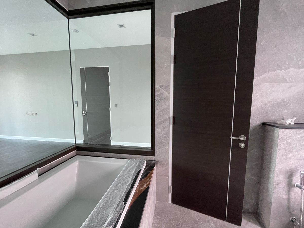 ขายบ้านเลียบทางด่วนรามอินทรา : บ้านเดี่ยวสุดหรู 95E1 (ไนน์ตี้ไฟว์อีสต์วัน) สไตล์ Ultra Luxury พร้อมสระว่ายน้ำส่วนตัว ใกล้ทางด่วนและย่านธุรกิจ บ้าน 3 ชั้น 4 ห้องนอน 7 ห้องน้ำ 5 ที่จอดรถ เข้าออก 2 ทาง ทั้งถนนเลียบทางด่วนเอกมัย – รามอินทรา และถนนเกษตร-นวมินทร์