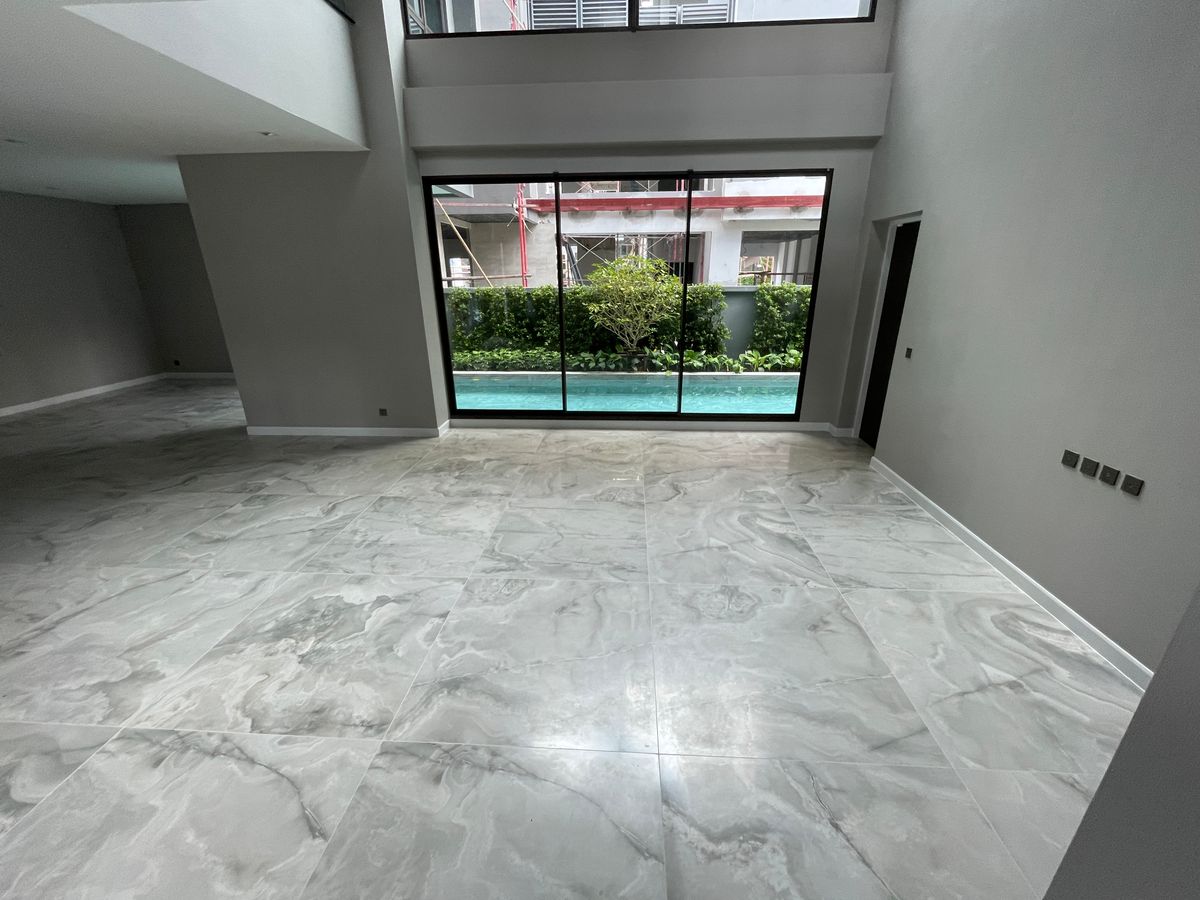 ขายบ้านเลียบทางด่วนรามอินทรา : บ้านเดี่ยวสุดหรู 95E1 (ไนน์ตี้ไฟว์อีสต์วัน) สไตล์ Ultra Luxury พร้อมสระว่ายน้ำส่วนตัว ใกล้ทางด่วนและย่านธุรกิจ บ้าน 3 ชั้น 4 ห้องนอน 7 ห้องน้ำ 5 ที่จอดรถ เข้าออก 2 ทาง ทั้งถนนเลียบทางด่วนเอกมัย – รามอินทรา และถนนเกษตร-นวมินทร์