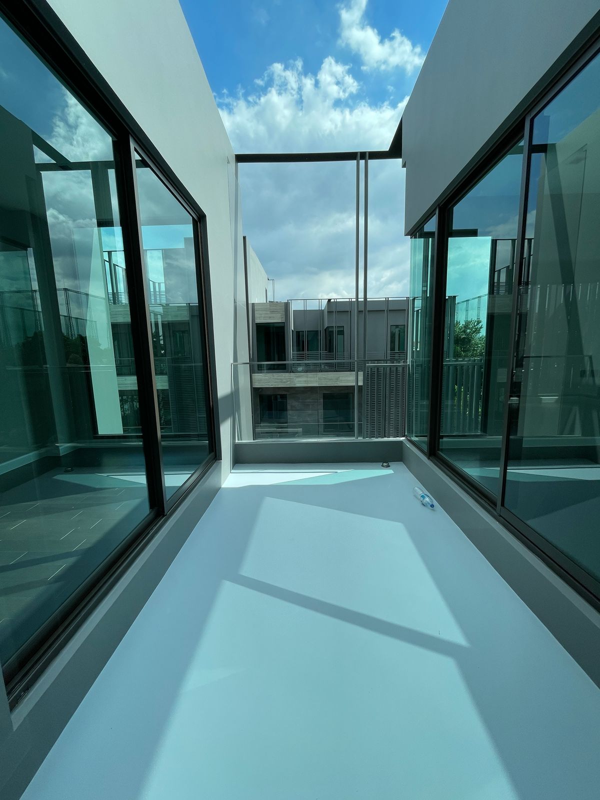 ขายบ้านเลียบทางด่วนรามอินทรา : บ้านเดี่ยวสุดหรู 95E1 (ไนน์ตี้ไฟว์อีสต์วัน) สไตล์ Ultra Luxury พร้อมสระว่ายน้ำส่วนตัว ใกล้ทางด่วนและย่านธุรกิจ บ้าน 3 ชั้น 4 ห้องนอน 7 ห้องน้ำ 5 ที่จอดรถ เข้าออก 2 ทาง ทั้งถนนเลียบทางด่วนเอกมัย – รามอินทรา และถนนเกษตร-นวมินทร์