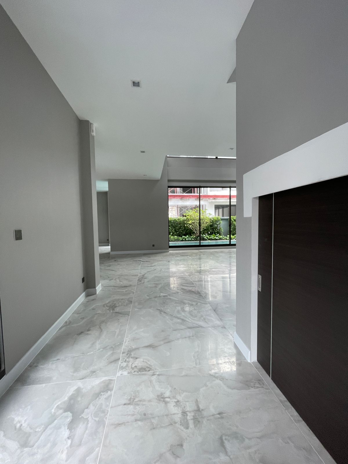 ขายบ้านเลียบทางด่วนรามอินทรา : บ้านเดี่ยวสุดหรู 95E1 (ไนน์ตี้ไฟว์อีสต์วัน) สไตล์ Ultra Luxury พร้อมสระว่ายน้ำส่วนตัว ใกล้ทางด่วนและย่านธุรกิจ บ้าน 3 ชั้น 4 ห้องนอน 7 ห้องน้ำ 5 ที่จอดรถ เข้าออก 2 ทาง ทั้งถนนเลียบทางด่วนเอกมัย – รามอินทรา และถนนเกษตร-นวมินทร์