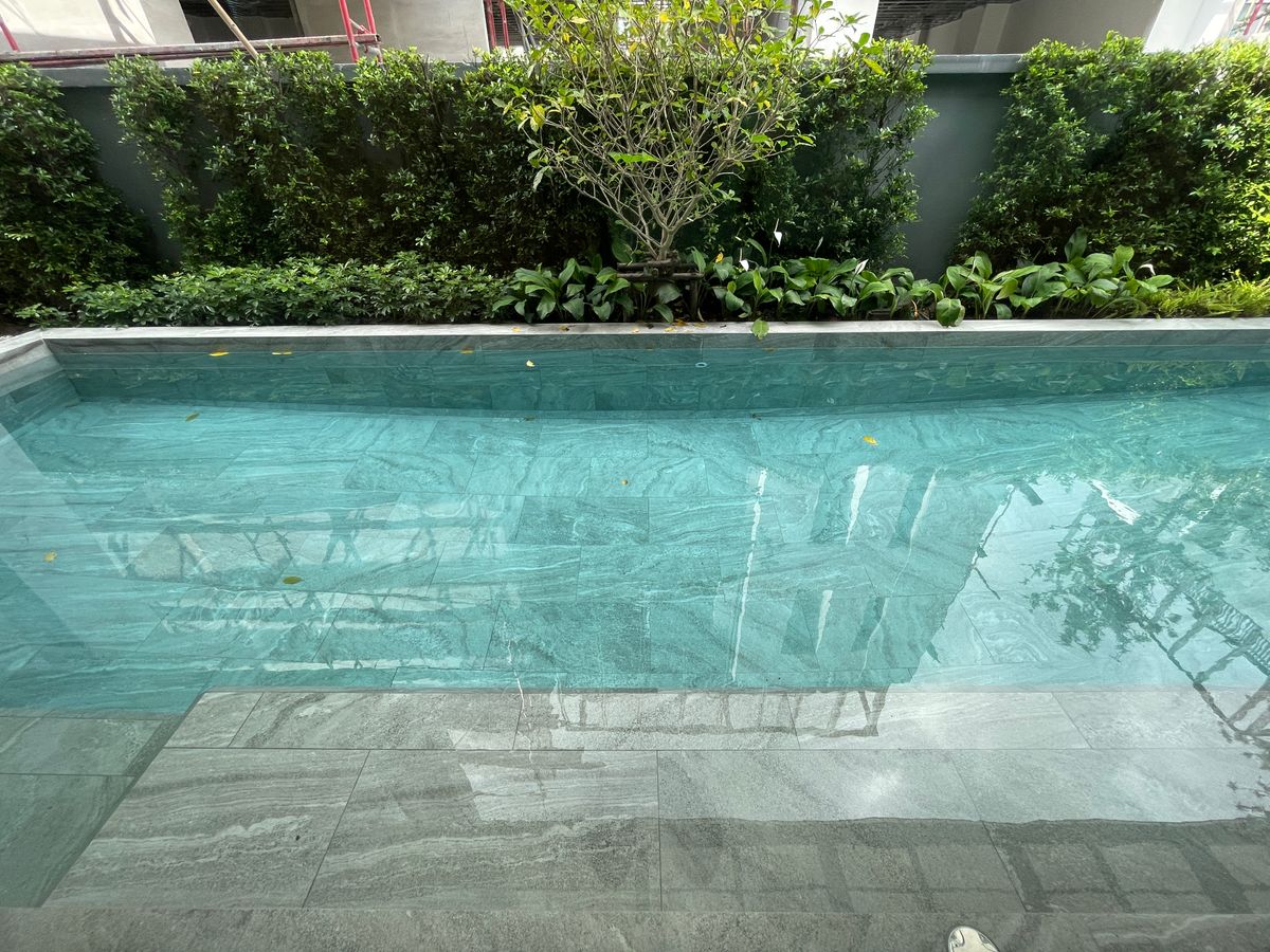 ขายบ้านเลียบทางด่วนรามอินทรา : บ้านเดี่ยวสุดหรู 95E1 (ไนน์ตี้ไฟว์อีสต์วัน) สไตล์ Ultra Luxury พร้อมสระว่ายน้ำส่วนตัว ใกล้ทางด่วนและย่านธุรกิจ บ้าน 3 ชั้น 4 ห้องนอน 7 ห้องน้ำ 5 ที่จอดรถ เข้าออก 2 ทาง ทั้งถนนเลียบทางด่วนเอกมัย – รามอินทรา และถนนเกษตร-นวมินทร์