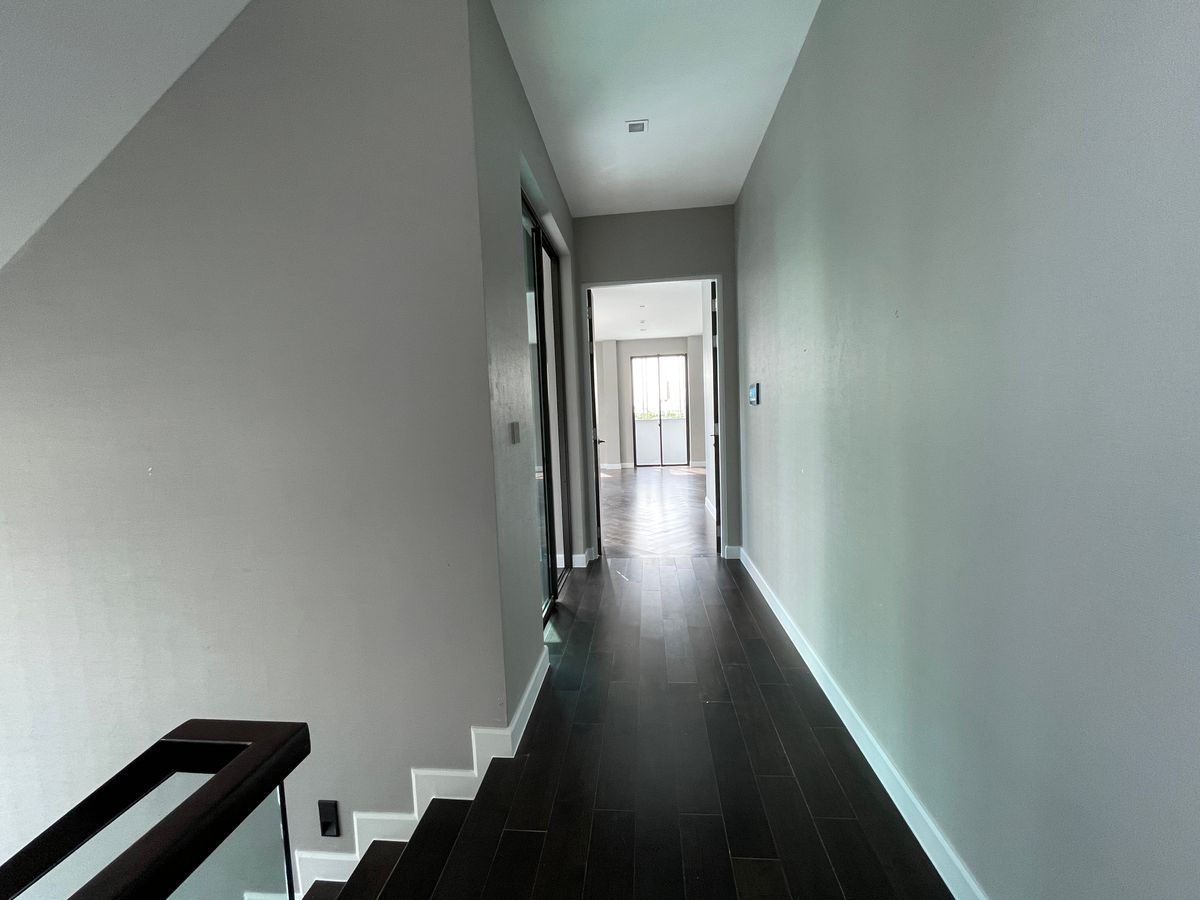 ขายบ้านเลียบทางด่วนรามอินทรา : บ้านเดี่ยวสุดหรู 95E1 (ไนน์ตี้ไฟว์อีสต์วัน) สไตล์ Ultra Luxury พร้อมสระว่ายน้ำส่วนตัว ใกล้ทางด่วนและย่านธุรกิจ บ้าน 3 ชั้น 4 ห้องนอน 7 ห้องน้ำ 5 ที่จอดรถ เข้าออก 2 ทาง ทั้งถนนเลียบทางด่วนเอกมัย – รามอินทรา และถนนเกษตร-นวมินทร์