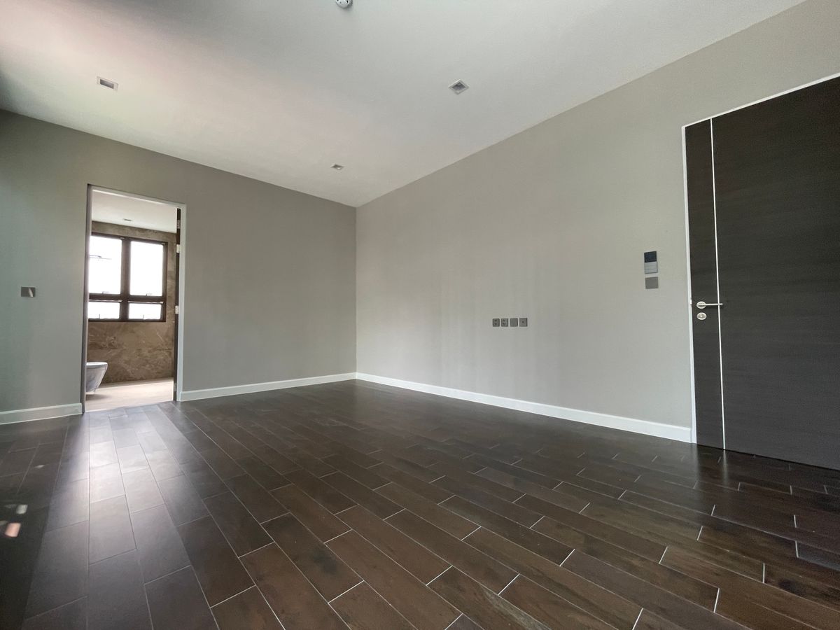 ขายบ้านเลียบทางด่วนรามอินทรา : บ้านเดี่ยวสุดหรู 95E1 (ไนน์ตี้ไฟว์อีสต์วัน) สไตล์ Ultra Luxury พร้อมสระว่ายน้ำส่วนตัว ใกล้ทางด่วนและย่านธุรกิจ บ้าน 3 ชั้น 4 ห้องนอน 7 ห้องน้ำ 5 ที่จอดรถ เข้าออก 2 ทาง ทั้งถนนเลียบทางด่วนเอกมัย – รามอินทรา และถนนเกษตร-นวมินทร์