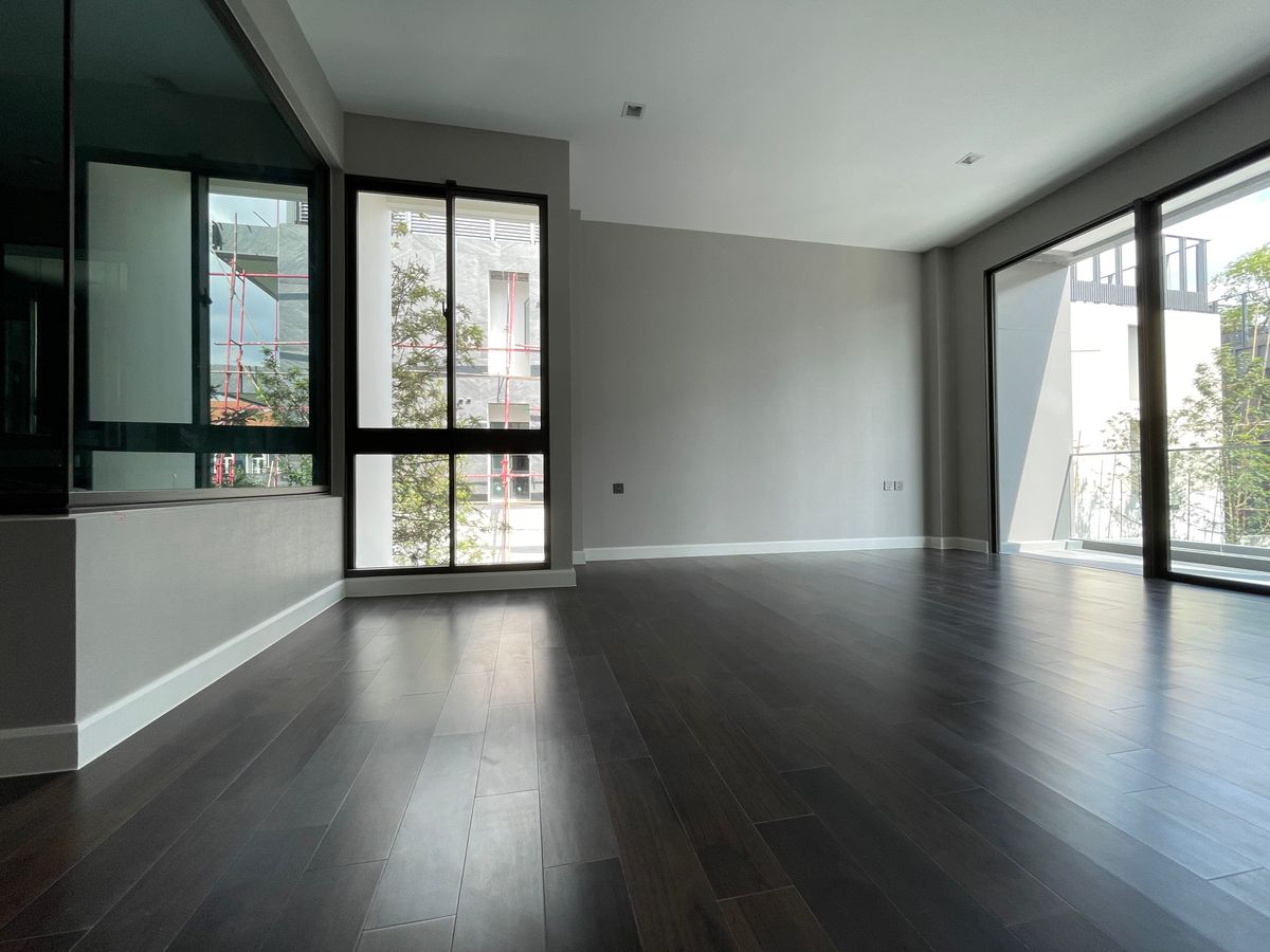 ขายบ้านเลียบทางด่วนรามอินทรา : บ้านเดี่ยวสุดหรู 95E1 (ไนน์ตี้ไฟว์อีสต์วัน) สไตล์ Ultra Luxury พร้อมสระว่ายน้ำส่วนตัว ใกล้ทางด่วนและย่านธุรกิจ บ้าน 3 ชั้น 4 ห้องนอน 7 ห้องน้ำ 5 ที่จอดรถ เข้าออก 2 ทาง ทั้งถนนเลียบทางด่วนเอกมัย – รามอินทรา และถนนเกษตร-นวมินทร์