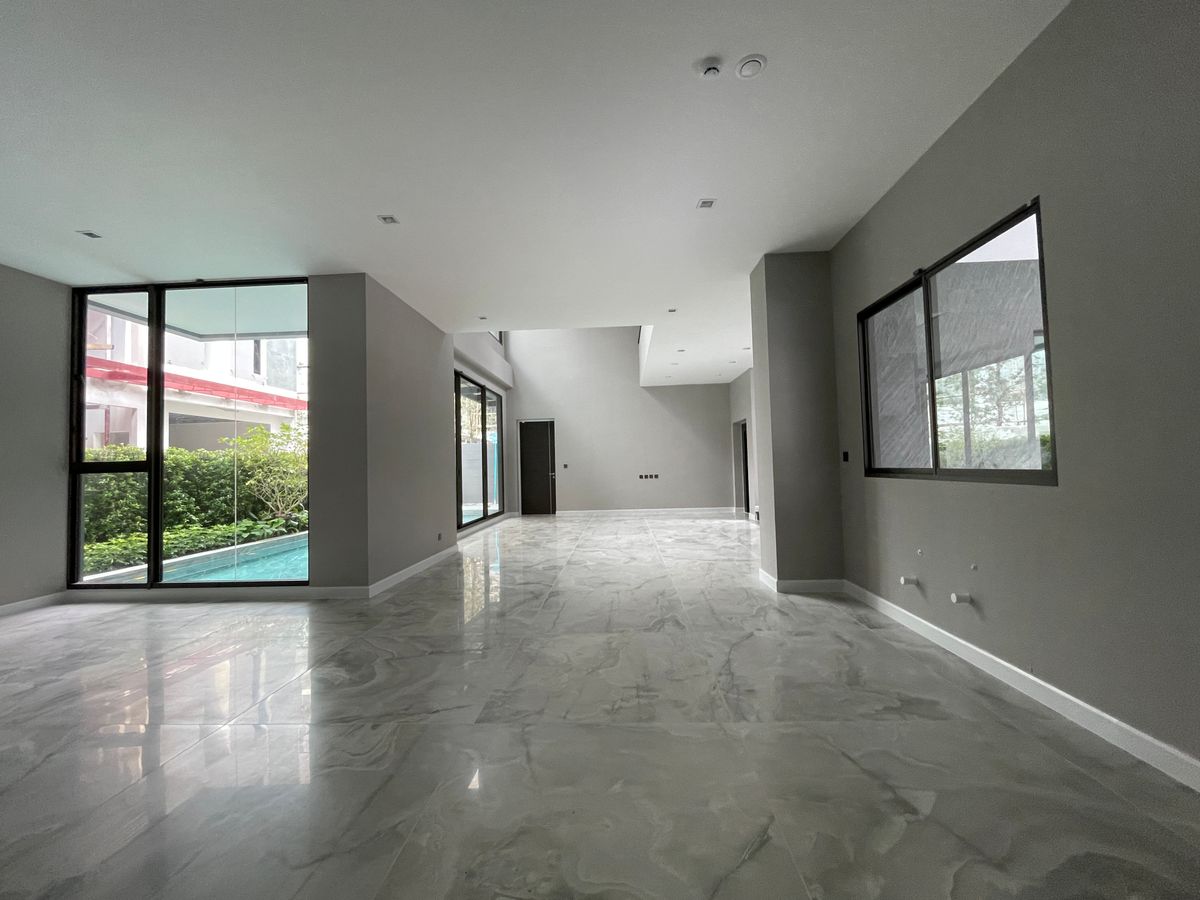 ขายบ้านเลียบทางด่วนรามอินทรา : บ้านเดี่ยวสุดหรู 95E1 (ไนน์ตี้ไฟว์อีสต์วัน) สไตล์ Ultra Luxury พร้อมสระว่ายน้ำส่วนตัว ใกล้ทางด่วนและย่านธุรกิจ บ้าน 3 ชั้น 4 ห้องนอน 7 ห้องน้ำ 5 ที่จอดรถ เข้าออก 2 ทาง ทั้งถนนเลียบทางด่วนเอกมัย – รามอินทรา และถนนเกษตร-นวมินทร์