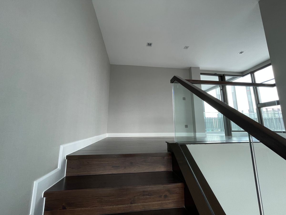 ขายบ้านเลียบทางด่วนรามอินทรา : บ้านเดี่ยวสุดหรู 95E1 (ไนน์ตี้ไฟว์อีสต์วัน) สไตล์ Ultra Luxury พร้อมสระว่ายน้ำส่วนตัว ใกล้ทางด่วนและย่านธุรกิจ บ้าน 3 ชั้น 4 ห้องนอน 7 ห้องน้ำ 5 ที่จอดรถ เข้าออก 2 ทาง ทั้งถนนเลียบทางด่วนเอกมัย – รามอินทรา และถนนเกษตร-นวมินทร์