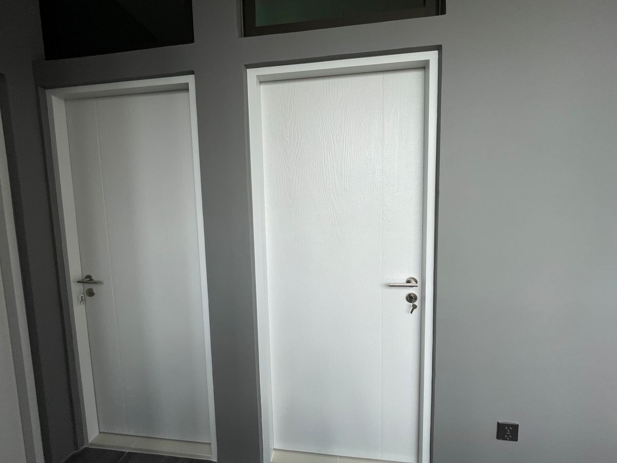 ขายบ้านเลียบทางด่วนรามอินทรา : บ้านเดี่ยวสุดหรู 95E1 (ไนน์ตี้ไฟว์อีสต์วัน) สไตล์ Ultra Luxury พร้อมสระว่ายน้ำส่วนตัว ใกล้ทางด่วนและย่านธุรกิจ บ้าน 3 ชั้น 4 ห้องนอน 7 ห้องน้ำ 5 ที่จอดรถ เข้าออก 2 ทาง ทั้งถนนเลียบทางด่วนเอกมัย – รามอินทรา และถนนเกษตร-นวมินทร์