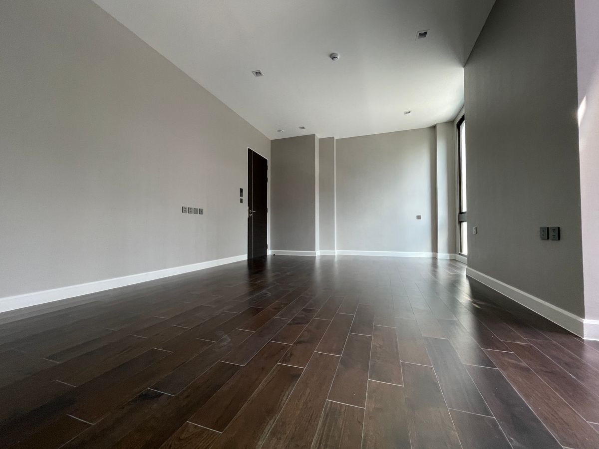 ขายบ้านเลียบทางด่วนรามอินทรา : บ้านเดี่ยวสุดหรู 95E1 (ไนน์ตี้ไฟว์อีสต์วัน) สไตล์ Ultra Luxury พร้อมสระว่ายน้ำส่วนตัว ใกล้ทางด่วนและย่านธุรกิจ บ้าน 3 ชั้น 4 ห้องนอน 7 ห้องน้ำ 5 ที่จอดรถ เข้าออก 2 ทาง ทั้งถนนเลียบทางด่วนเอกมัย – รามอินทรา และถนนเกษตร-นวมินทร์