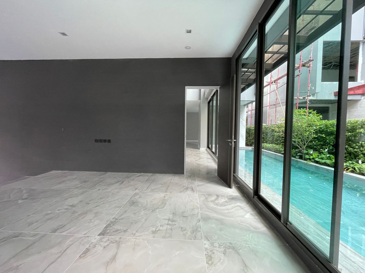 ขายบ้านเลียบทางด่วนรามอินทรา : บ้านเดี่ยวสุดหรู 95E1 (ไนน์ตี้ไฟว์อีสต์วัน) สไตล์ Ultra Luxury พร้อมสระว่ายน้ำส่วนตัว ใกล้ทางด่วนและย่านธุรกิจ บ้าน 3 ชั้น 4 ห้องนอน 7 ห้องน้ำ 5 ที่จอดรถ เข้าออก 2 ทาง ทั้งถนนเลียบทางด่วนเอกมัย – รามอินทรา และถนนเกษตร-นวมินทร์