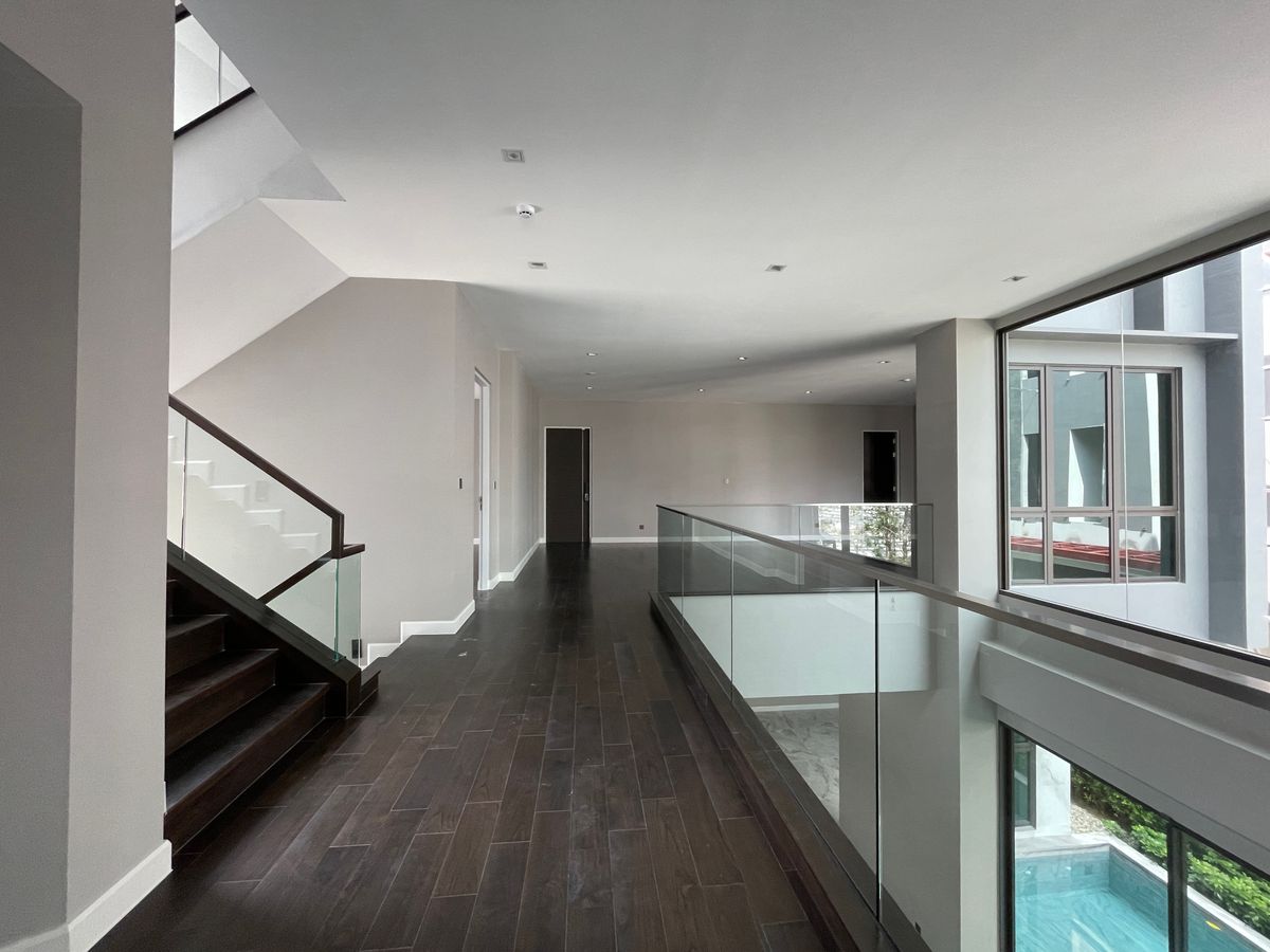 ขายบ้านเลียบทางด่วนรามอินทรา : บ้านเดี่ยวสุดหรู 95E1 (ไนน์ตี้ไฟว์อีสต์วัน) สไตล์ Ultra Luxury พร้อมสระว่ายน้ำส่วนตัว ใกล้ทางด่วนและย่านธุรกิจ บ้าน 3 ชั้น 4 ห้องนอน 7 ห้องน้ำ 5 ที่จอดรถ เข้าออก 2 ทาง ทั้งถนนเลียบทางด่วนเอกมัย – รามอินทรา และถนนเกษตร-นวมินทร์