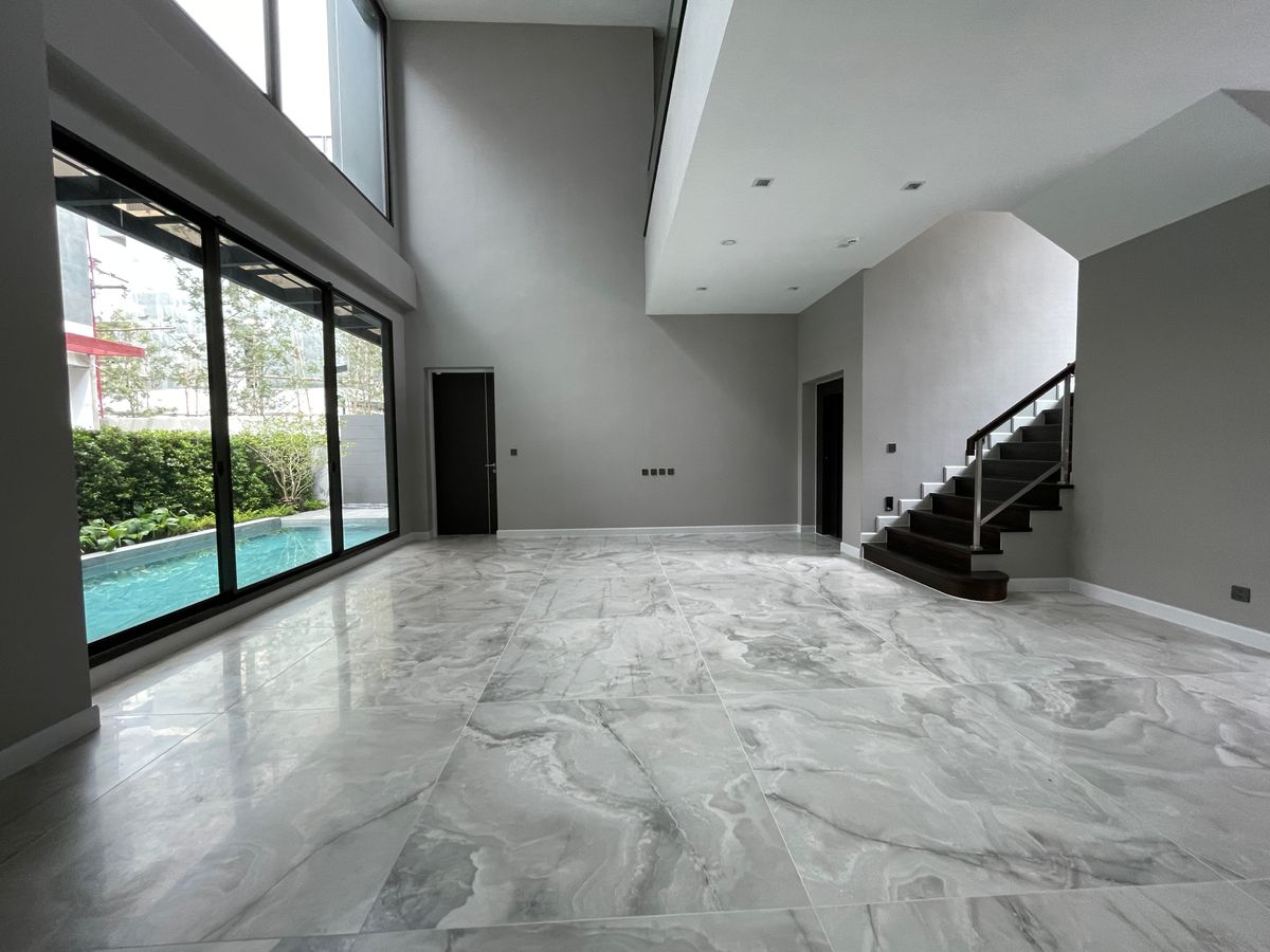 ขายบ้านเลียบทางด่วนรามอินทรา : บ้านเดี่ยวสุดหรู 95E1 (ไนน์ตี้ไฟว์อีสต์วัน) สไตล์ Ultra Luxury พร้อมสระว่ายน้ำส่วนตัว ใกล้ทางด่วนและย่านธุรกิจ บ้าน 3 ชั้น 4 ห้องนอน 7 ห้องน้ำ 5 ที่จอดรถ เข้าออก 2 ทาง ทั้งถนนเลียบทางด่วนเอกมัย – รามอินทรา และถนนเกษตร-นวมินทร์