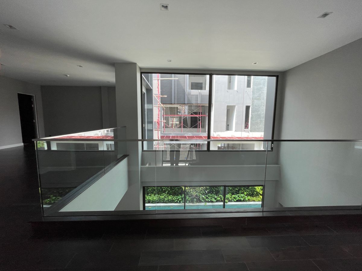 ขายบ้านเลียบทางด่วนรามอินทรา : บ้านเดี่ยวสุดหรู 95E1 (ไนน์ตี้ไฟว์อีสต์วัน) สไตล์ Ultra Luxury พร้อมสระว่ายน้ำส่วนตัว ใกล้ทางด่วนและย่านธุรกิจ บ้าน 3 ชั้น 4 ห้องนอน 7 ห้องน้ำ 5 ที่จอดรถ เข้าออก 2 ทาง ทั้งถนนเลียบทางด่วนเอกมัย – รามอินทรา และถนนเกษตร-นวมินทร์