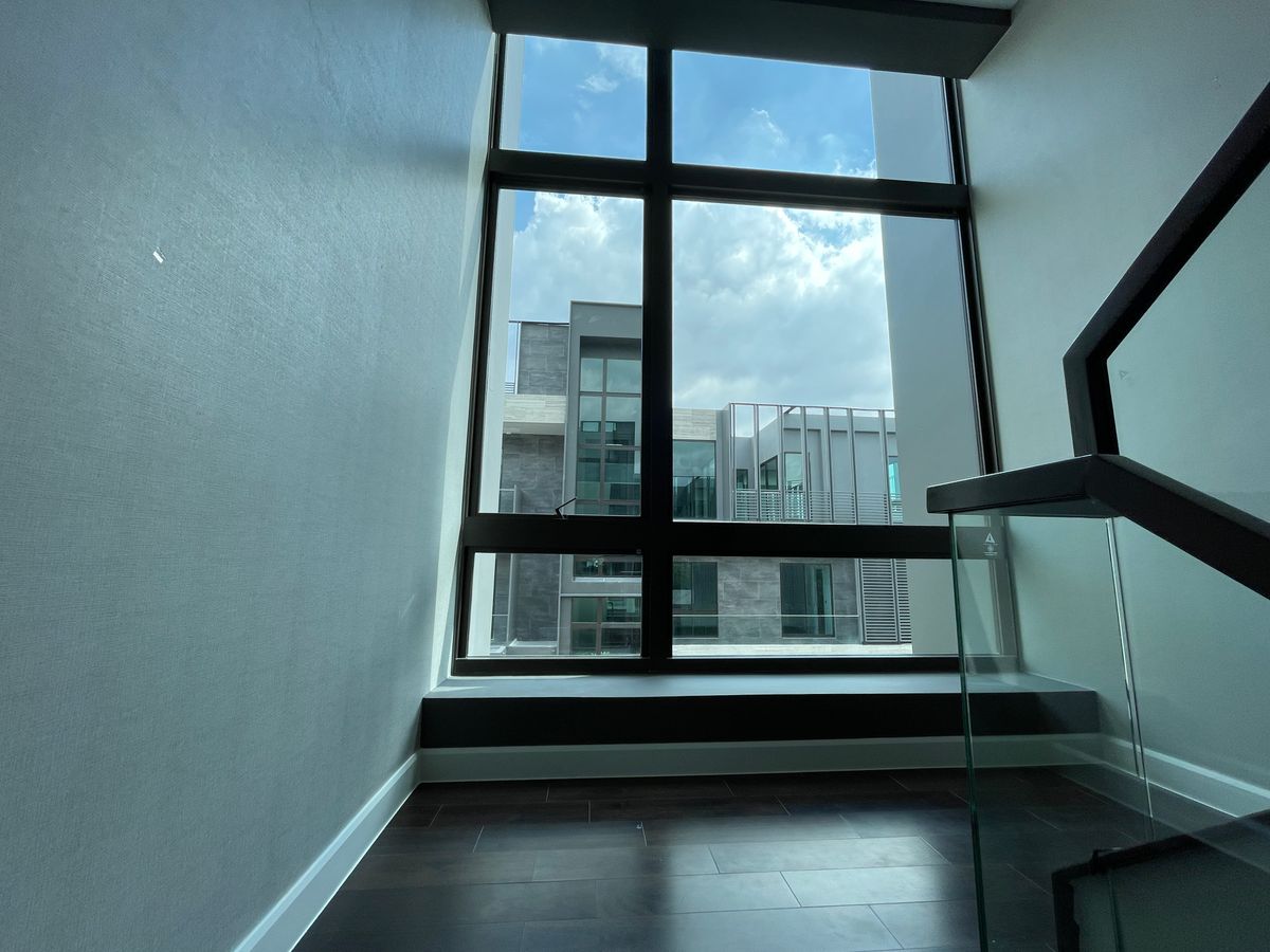 ขายบ้านเลียบทางด่วนรามอินทรา : บ้านเดี่ยวสุดหรู 95E1 (ไนน์ตี้ไฟว์อีสต์วัน) สไตล์ Ultra Luxury พร้อมสระว่ายน้ำส่วนตัว ใกล้ทางด่วนและย่านธุรกิจ บ้าน 3 ชั้น 4 ห้องนอน 7 ห้องน้ำ 5 ที่จอดรถ เข้าออก 2 ทาง ทั้งถนนเลียบทางด่วนเอกมัย – รามอินทรา และถนนเกษตร-นวมินทร์