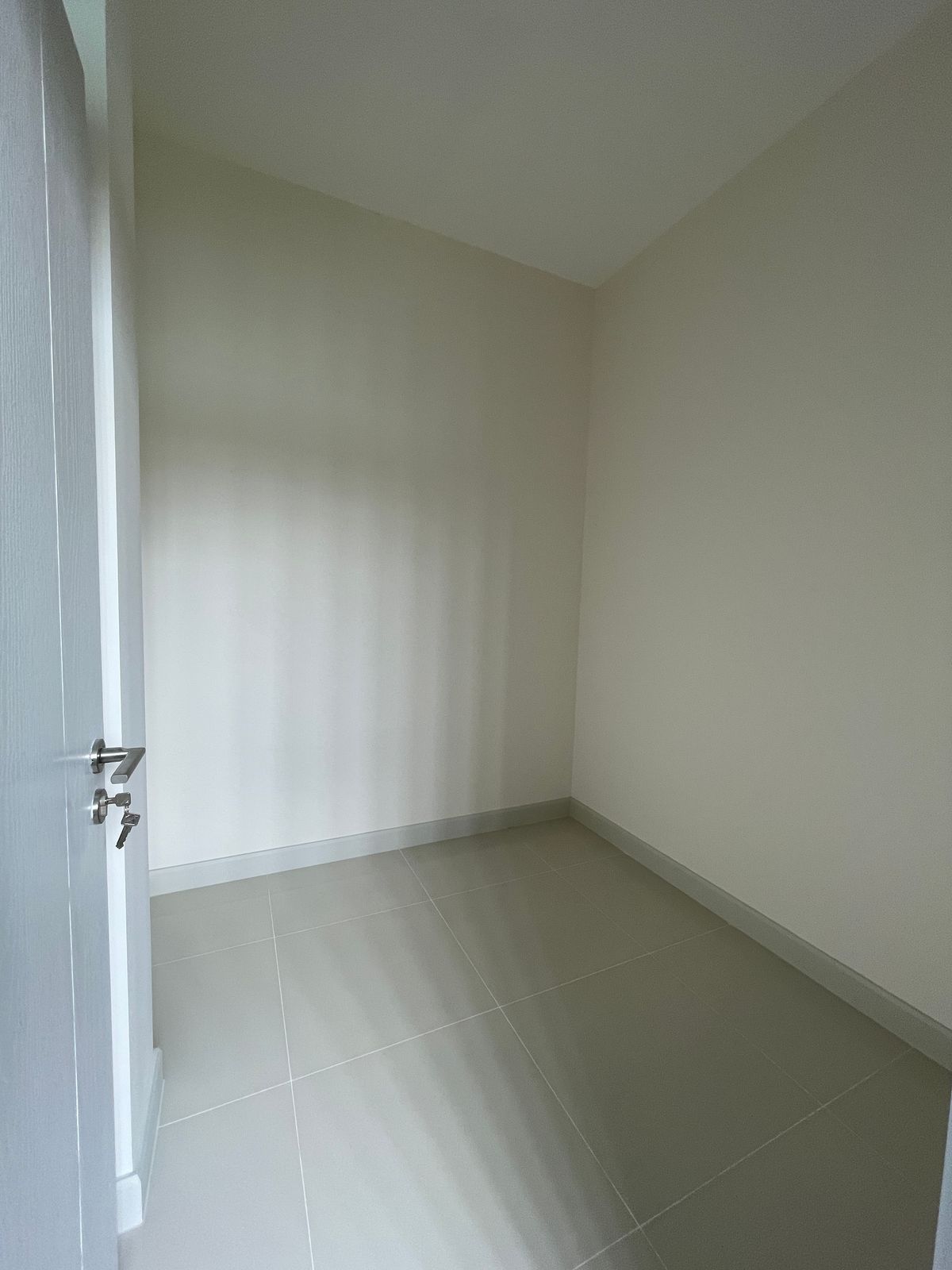 ขายบ้านเลียบทางด่วนรามอินทรา : บ้านเดี่ยวสุดหรู 95E1 (ไนน์ตี้ไฟว์อีสต์วัน) สไตล์ Ultra Luxury พร้อมสระว่ายน้ำส่วนตัว ใกล้ทางด่วนและย่านธุรกิจ บ้าน 3 ชั้น 4 ห้องนอน 7 ห้องน้ำ 5 ที่จอดรถ เข้าออก 2 ทาง ทั้งถนนเลียบทางด่วนเอกมัย – รามอินทรา และถนนเกษตร-นวมินทร์