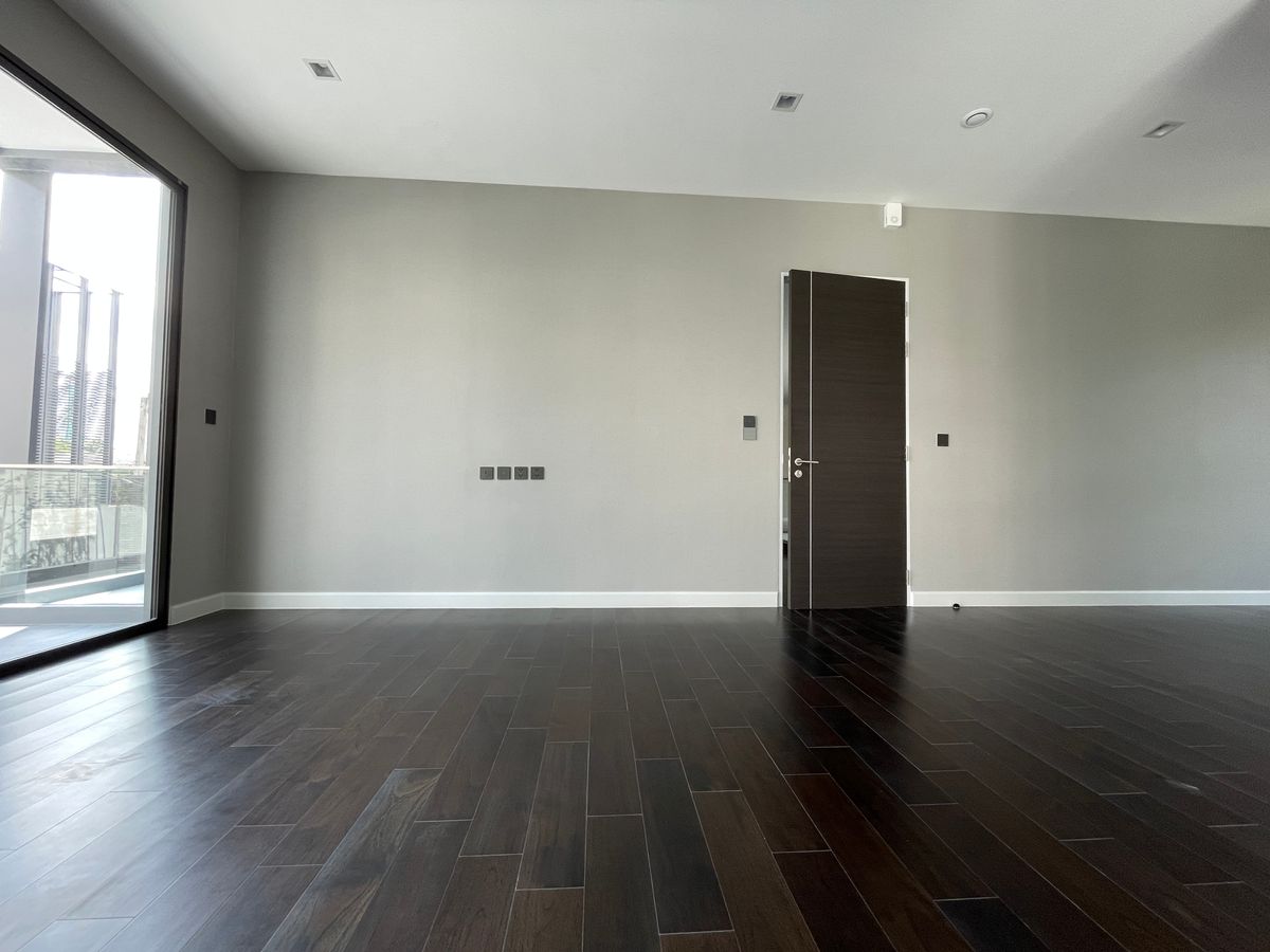 ขายบ้านเลียบทางด่วนรามอินทรา : บ้านเดี่ยวสุดหรู 95E1 (ไนน์ตี้ไฟว์อีสต์วัน) สไตล์ Ultra Luxury พร้อมสระว่ายน้ำส่วนตัว ใกล้ทางด่วนและย่านธุรกิจ บ้าน 3 ชั้น 4 ห้องนอน 7 ห้องน้ำ 5 ที่จอดรถ เข้าออก 2 ทาง ทั้งถนนเลียบทางด่วนเอกมัย – รามอินทรา และถนนเกษตร-นวมินทร์