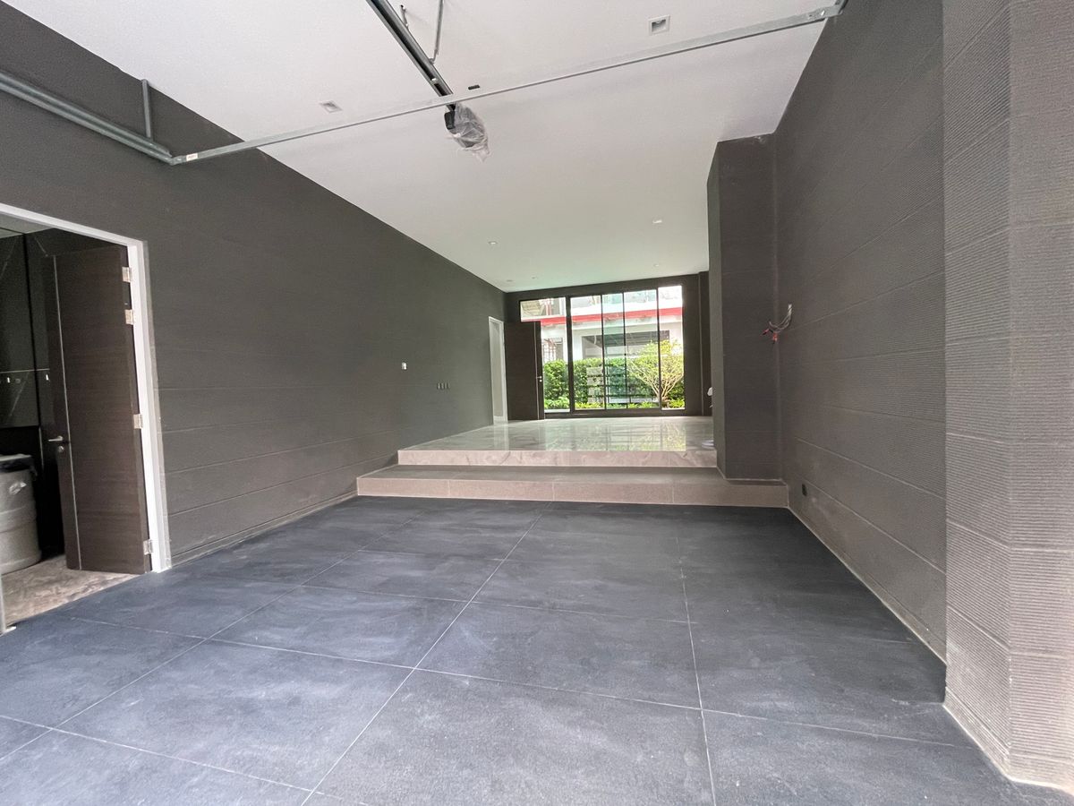 ขายบ้านเลียบทางด่วนรามอินทรา : บ้านเดี่ยวสุดหรู 95E1 (ไนน์ตี้ไฟว์อีสต์วัน) สไตล์ Ultra Luxury พร้อมสระว่ายน้ำส่วนตัว ใกล้ทางด่วนและย่านธุรกิจ บ้าน 3 ชั้น 4 ห้องนอน 7 ห้องน้ำ 5 ที่จอดรถ เข้าออก 2 ทาง ทั้งถนนเลียบทางด่วนเอกมัย – รามอินทรา และถนนเกษตร-นวมินทร์