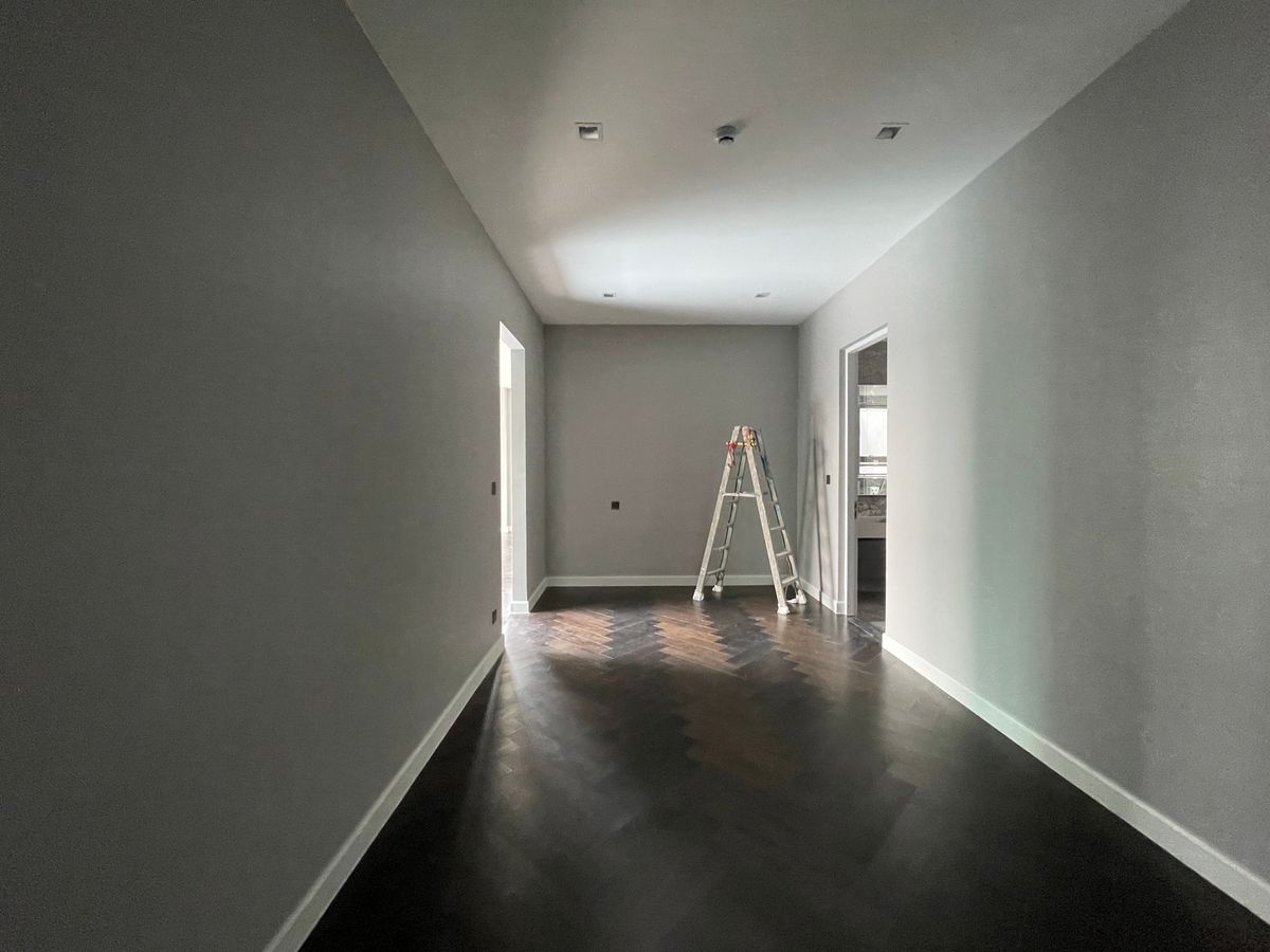 ขายบ้านเลียบทางด่วนรามอินทรา : บ้านเดี่ยวสุดหรู 95E1 (ไนน์ตี้ไฟว์อีสต์วัน) สไตล์ Ultra Luxury พร้อมสระว่ายน้ำส่วนตัว ใกล้ทางด่วนและย่านธุรกิจ บ้าน 3 ชั้น 4 ห้องนอน 7 ห้องน้ำ 5 ที่จอดรถ เข้าออก 2 ทาง ทั้งถนนเลียบทางด่วนเอกมัย – รามอินทรา และถนนเกษตร-นวมินทร์