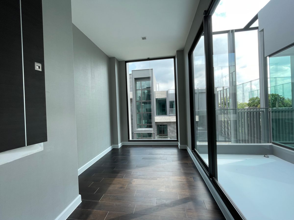 ขายบ้านเลียบทางด่วนรามอินทรา : บ้านเดี่ยวสุดหรู 95E1 (ไนน์ตี้ไฟว์อีสต์วัน) สไตล์ Ultra Luxury พร้อมสระว่ายน้ำส่วนตัว ใกล้ทางด่วนและย่านธุรกิจ บ้าน 3 ชั้น 4 ห้องนอน 7 ห้องน้ำ 5 ที่จอดรถ เข้าออก 2 ทาง ทั้งถนนเลียบทางด่วนเอกมัย – รามอินทรา และถนนเกษตร-นวมินทร์