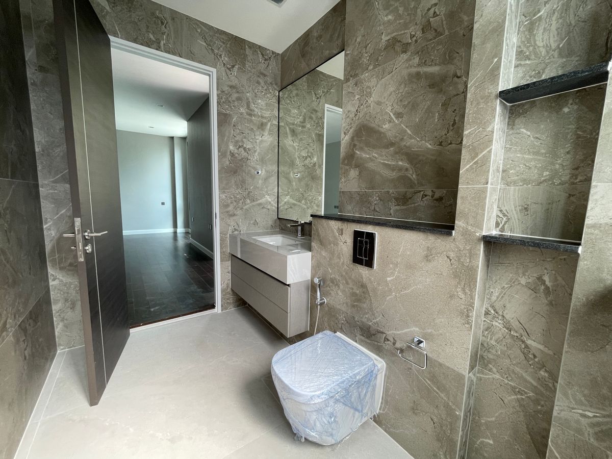 ขายบ้านเลียบทางด่วนรามอินทรา : บ้านเดี่ยวสุดหรู 95E1 (ไนน์ตี้ไฟว์อีสต์วัน) สไตล์ Ultra Luxury พร้อมสระว่ายน้ำส่วนตัว ใกล้ทางด่วนและย่านธุรกิจ บ้าน 3 ชั้น 4 ห้องนอน 7 ห้องน้ำ 5 ที่จอดรถ เข้าออก 2 ทาง ทั้งถนนเลียบทางด่วนเอกมัย – รามอินทรา และถนนเกษตร-นวมินทร์