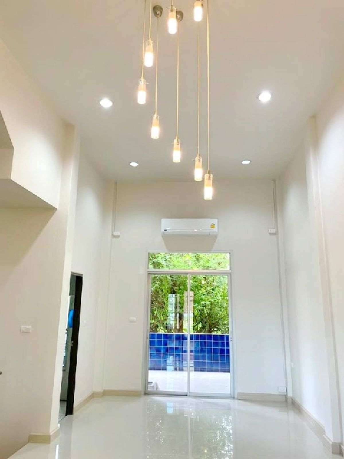 ให้เช่าทาวน์โฮมสะพานควาย จตุจักร : รัชดาภิเษก700ม. MRTลาดพร้าว 400ม. ทาวน์โฮม 4ชั้น หน้ากว้าง ใหม่ 4นอน 4น้ำ 384ตร.ม. 24ตร.วา.ม. ติดถนนใหญ่ ย่านลาดพร้าว ยูเนี่ยนมอลล์ 1.9 กม.