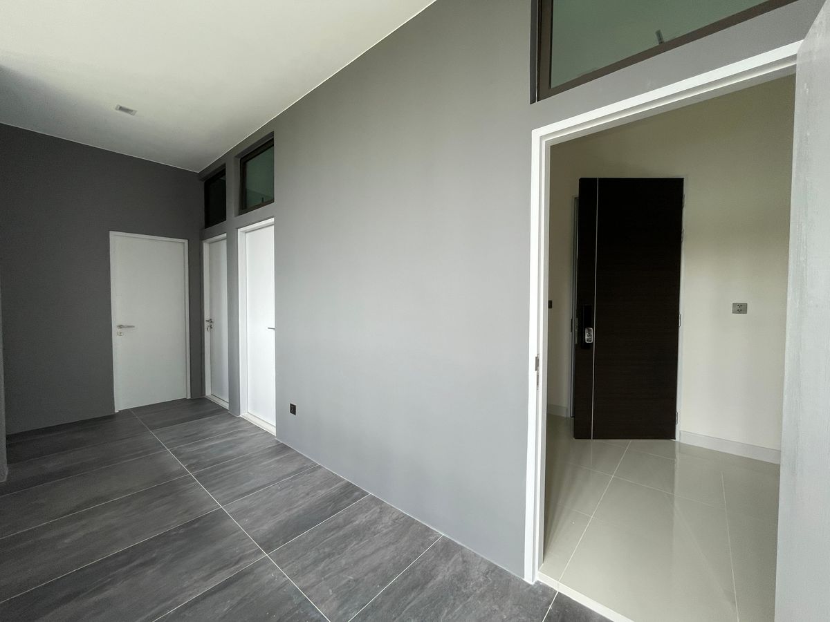 ขายบ้านเลียบทางด่วนรามอินทรา : บ้านเดี่ยวสุดหรู 95E1 (ไนน์ตี้ไฟว์อีสต์วัน) สไตล์ Ultra Luxury พร้อมสระว่ายน้ำส่วนตัว ใกล้ทางด่วนและย่านธุรกิจ บ้าน 3 ชั้น 4 ห้องนอน 7 ห้องน้ำ 5 ที่จอดรถ เข้าออก 2 ทาง ทั้งถนนเลียบทางด่วนเอกมัย – รามอินทรา และถนนเกษตร-นวมินทร์