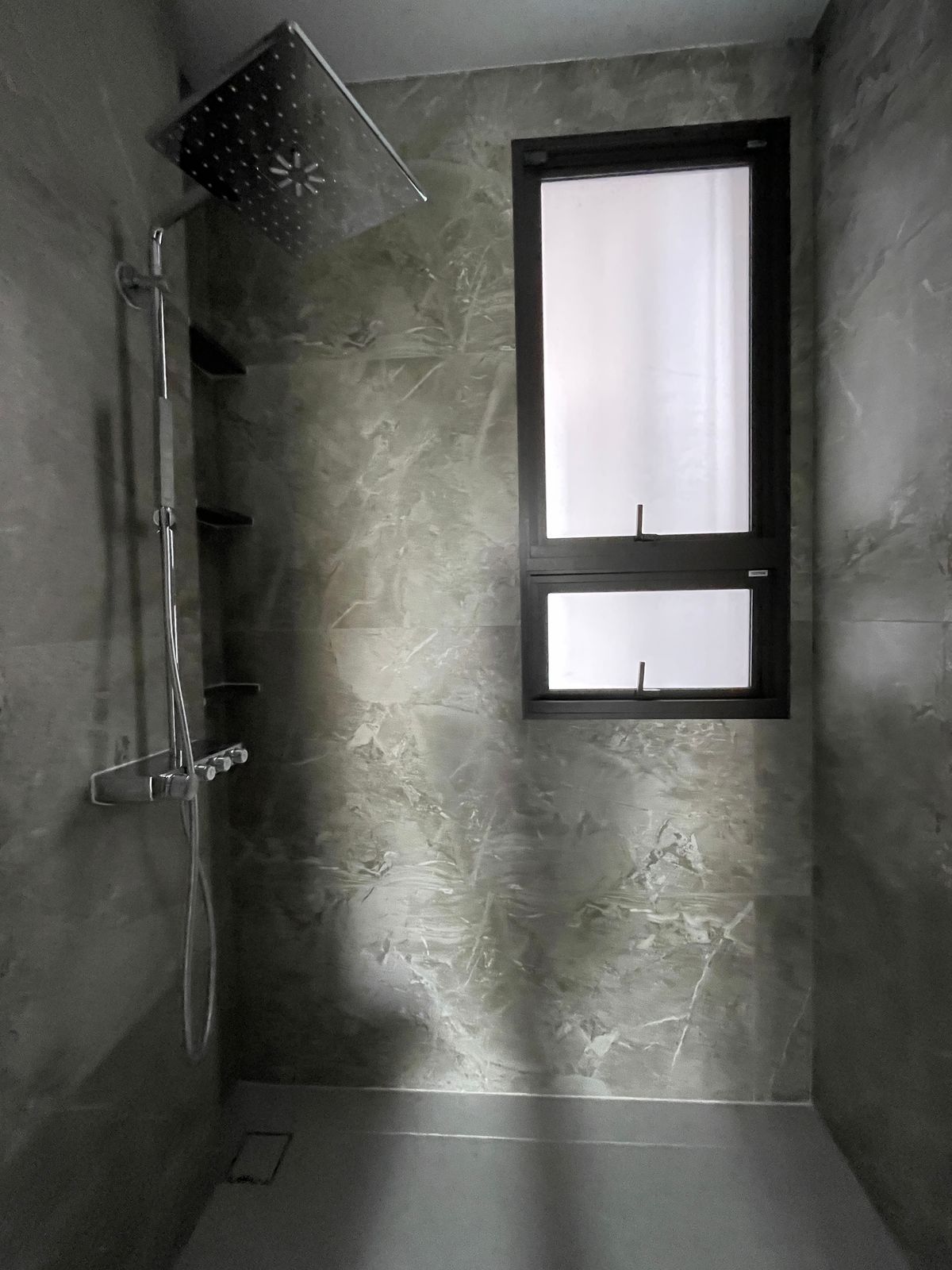 ขายบ้านเลียบทางด่วนรามอินทรา : บ้านเดี่ยวสุดหรู 95E1 (ไนน์ตี้ไฟว์อีสต์วัน) สไตล์ Ultra Luxury พร้อมสระว่ายน้ำส่วนตัว ใกล้ทางด่วนและย่านธุรกิจ บ้าน 3 ชั้น 4 ห้องนอน 7 ห้องน้ำ 5 ที่จอดรถ เข้าออก 2 ทาง ทั้งถนนเลียบทางด่วนเอกมัย – รามอินทรา และถนนเกษตร-นวมินทร์