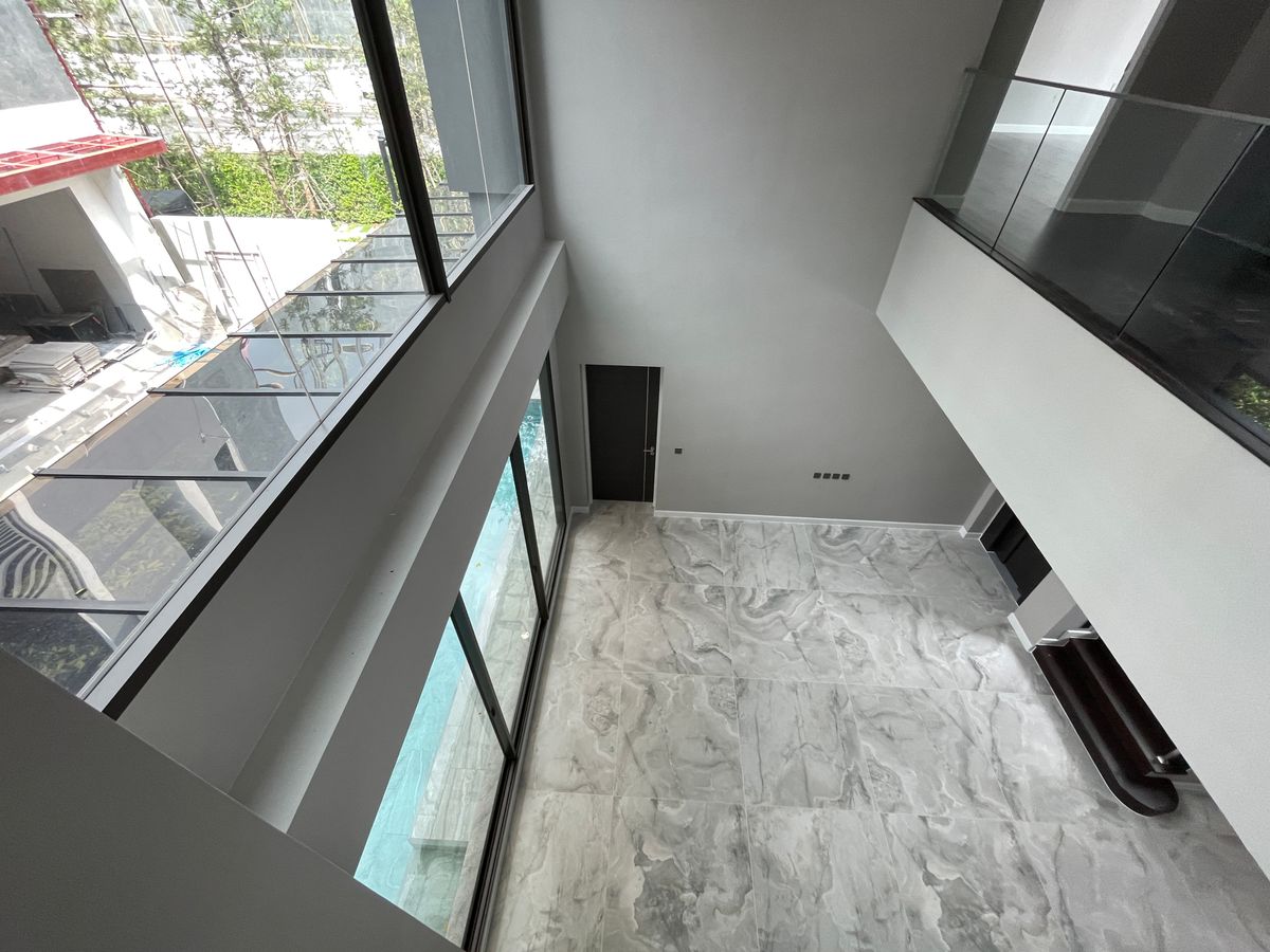 ขายบ้านเลียบทางด่วนรามอินทรา : บ้านเดี่ยวสุดหรู 95E1 (ไนน์ตี้ไฟว์อีสต์วัน) สไตล์ Ultra Luxury พร้อมสระว่ายน้ำส่วนตัว ใกล้ทางด่วนและย่านธุรกิจ บ้าน 3 ชั้น 4 ห้องนอน 7 ห้องน้ำ 5 ที่จอดรถ เข้าออก 2 ทาง ทั้งถนนเลียบทางด่วนเอกมัย – รามอินทรา และถนนเกษตร-นวมินทร์