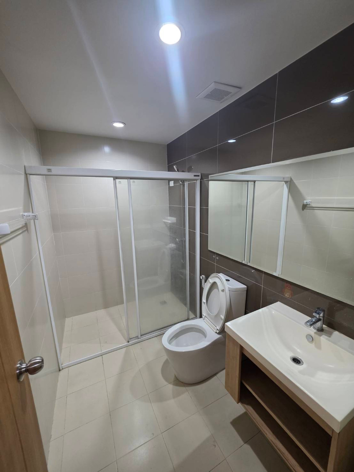 For RentTownhomeChaengwatana, Muangthong : Rent 2 townhomes next to The Connect 41 Chaeng Watthana -Tiwanon, near Lotus Tiwanon for 5 minutes.