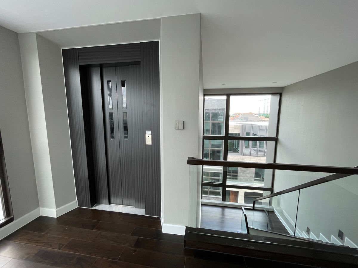 ขายบ้านเลียบทางด่วนรามอินทรา : บ้านเดี่ยวสุดหรู 95E1 (ไนน์ตี้ไฟว์อีสต์วัน) สไตล์ Ultra Luxury พร้อมสระว่ายน้ำส่วนตัว ใกล้ทางด่วนและย่านธุรกิจ บ้าน 3 ชั้น 4 ห้องนอน 7 ห้องน้ำ 5 ที่จอดรถ เข้าออก 2 ทาง ทั้งถนนเลียบทางด่วนเอกมัย – รามอินทรา และถนนเกษตร-นวมินทร์