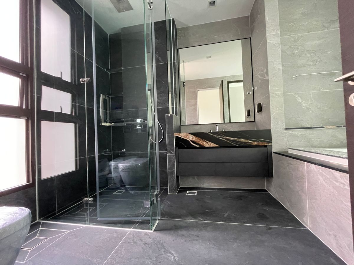 ขายบ้านเลียบทางด่วนรามอินทรา : บ้านเดี่ยวสุดหรู 95E1 (ไนน์ตี้ไฟว์อีสต์วัน) สไตล์ Ultra Luxury พร้อมสระว่ายน้ำส่วนตัว ใกล้ทางด่วนและย่านธุรกิจ บ้าน 3 ชั้น 4 ห้องนอน 7 ห้องน้ำ 5 ที่จอดรถ เข้าออก 2 ทาง ทั้งถนนเลียบทางด่วนเอกมัย – รามอินทรา และถนนเกษตร-นวมินทร์